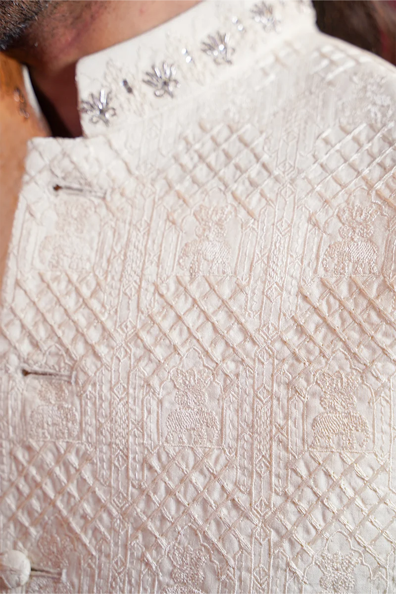 Off-White Naqshi Bethki Silk Waistcoat Kurta (3-Piece) - Image 4