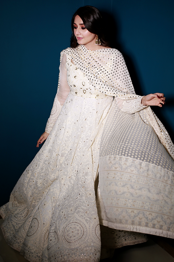 Pakistani Ivory Embroidered Chiffon Silk Pishwas (3-Piece) - Image 3