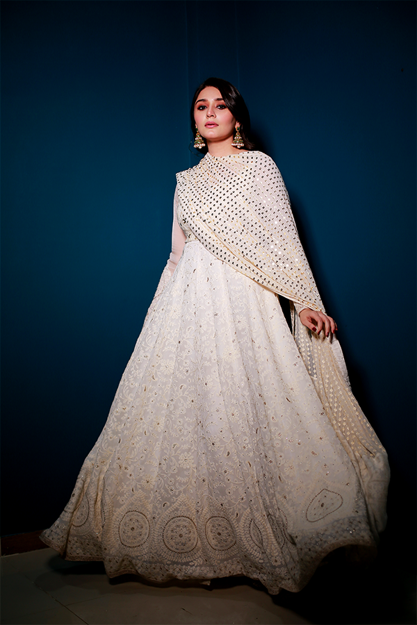 Pakistani Ivory Embroidered Chiffon Silk Pishwas (3-Piece) - Image 4