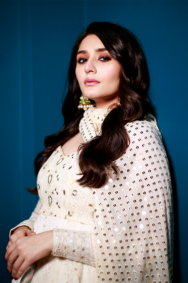 Pakistani Ivory Embroidered Chiffon Silk Pishwas (3-Piece) - Image 5