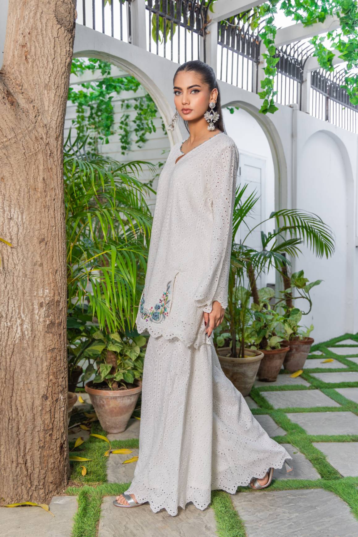 Off-White Chikan Embroidered Cotton Kurta Set (2-Piece) - Image 3