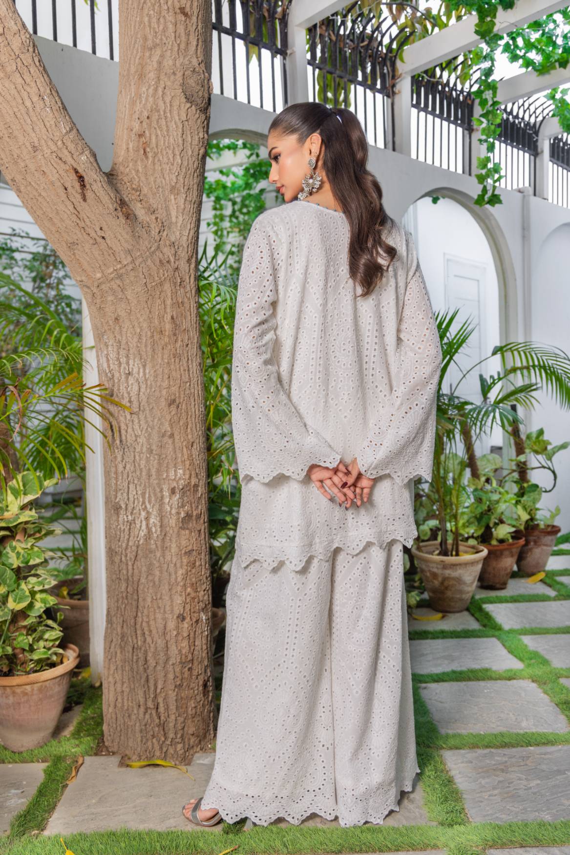 Off-White Chikan Embroidered Cotton Kurta Set (2-Piece) - Image 5