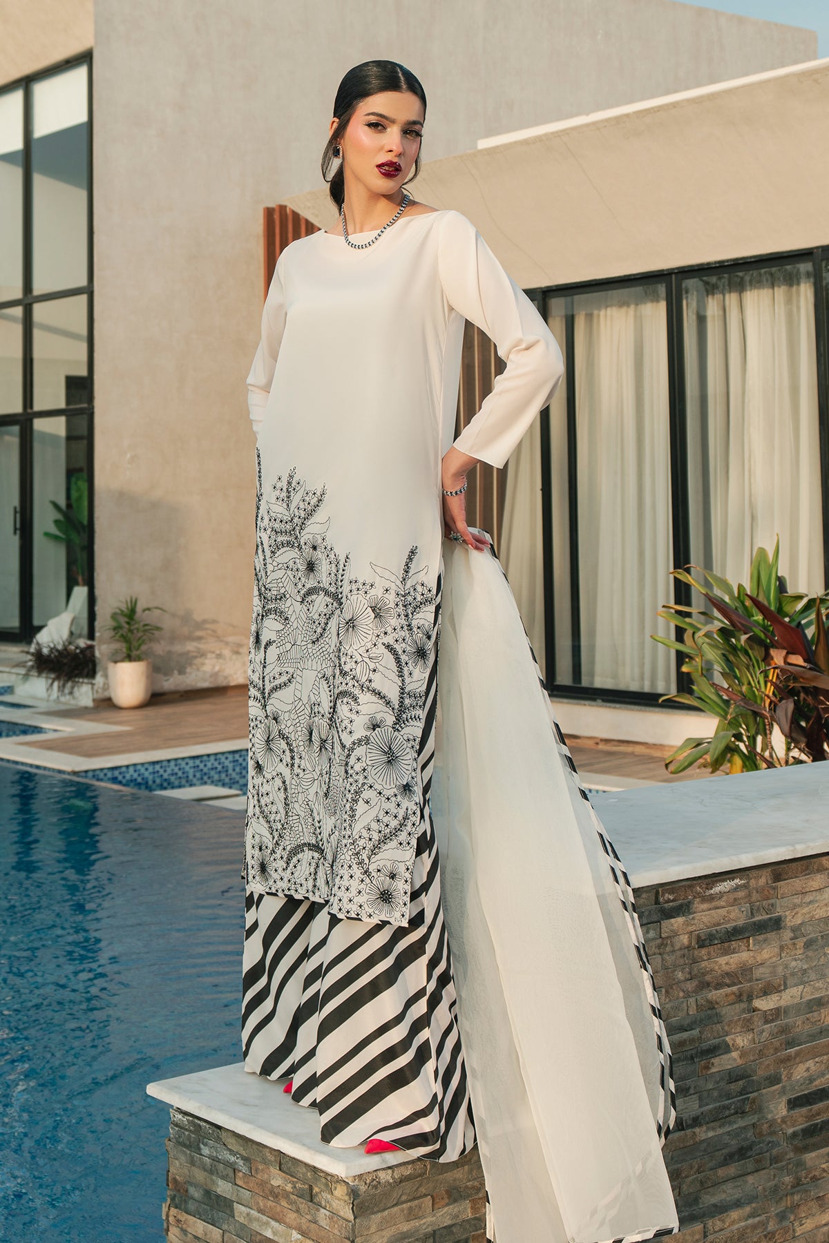 Pakistani Ivory Embroidered Grip Silk Kurta Set (3-Piece) - Image 4