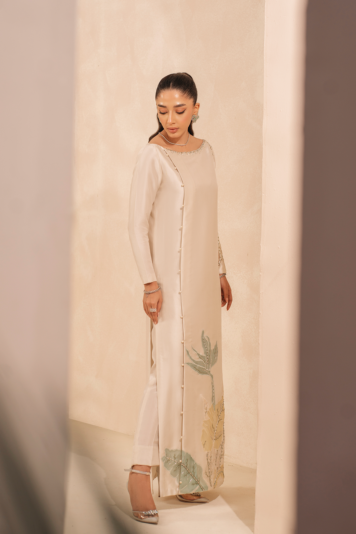 Pakistani Off-White Organza Appliqué Raw Silk Salwar Kameez (2-Piece) - Image 4