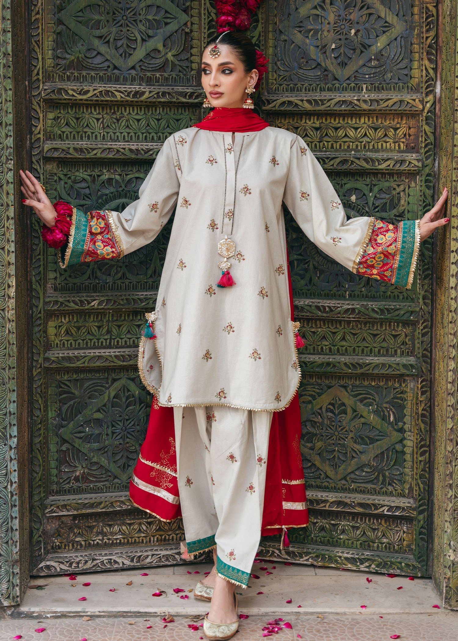 Off-White Gota Appliqué Silk Kurta Set (3-Piece) - Image 4