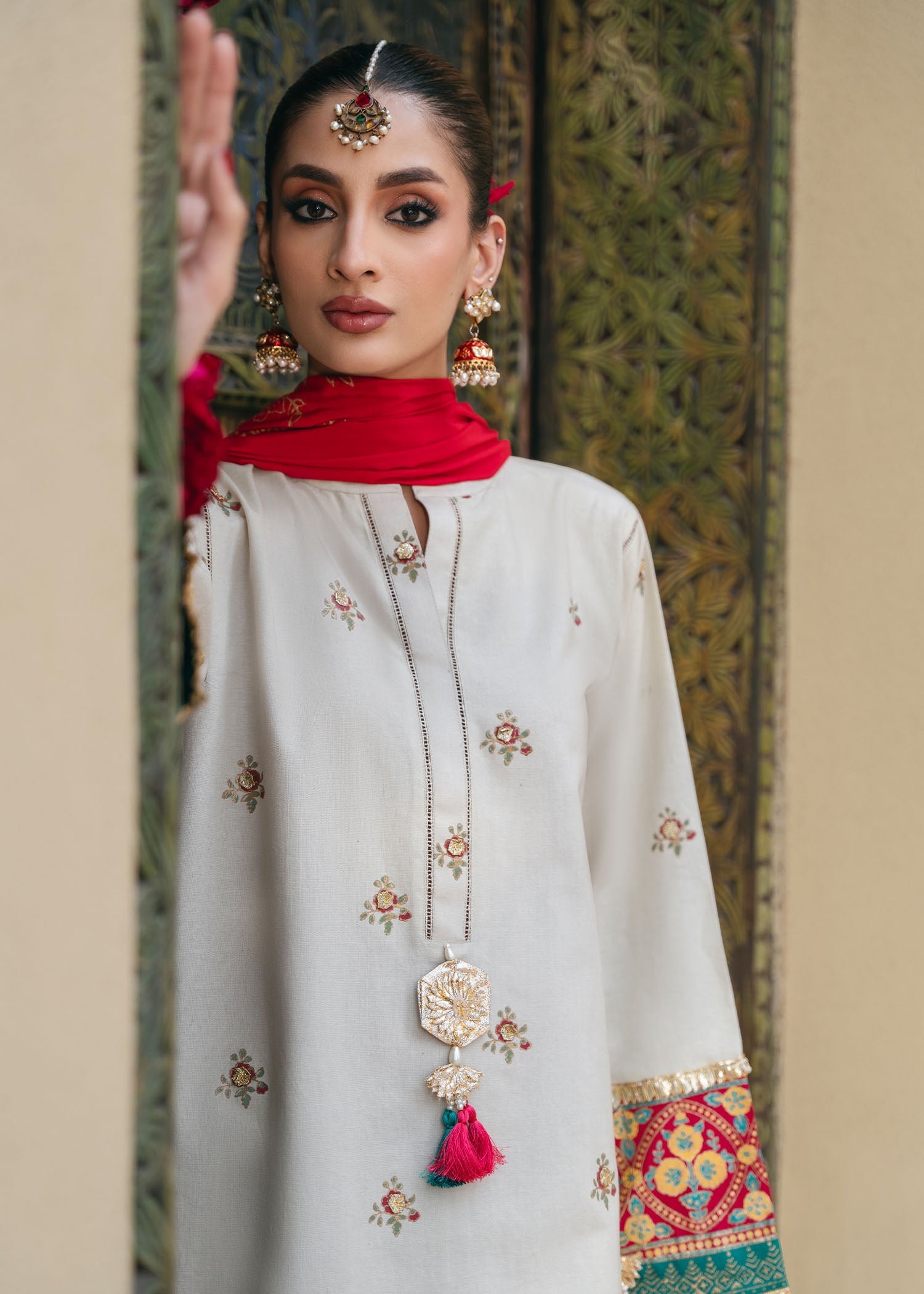 Off-White Gota Appliqué Silk Kurta Set (3-Piece) - Image 5