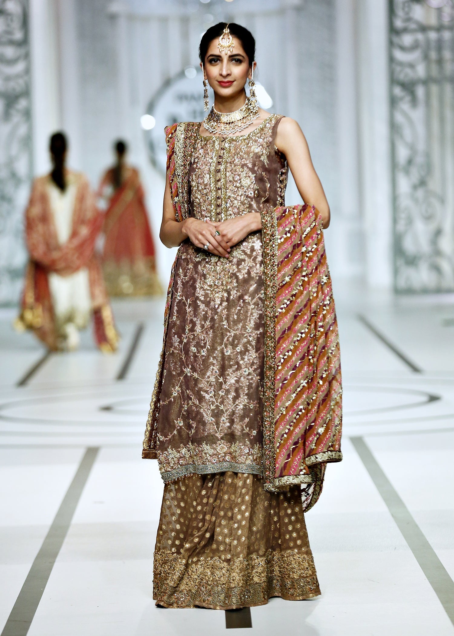 Pakistani Lavender Zardozi Lame Mesori Salwar Kameez (3-Piece) - Image 6