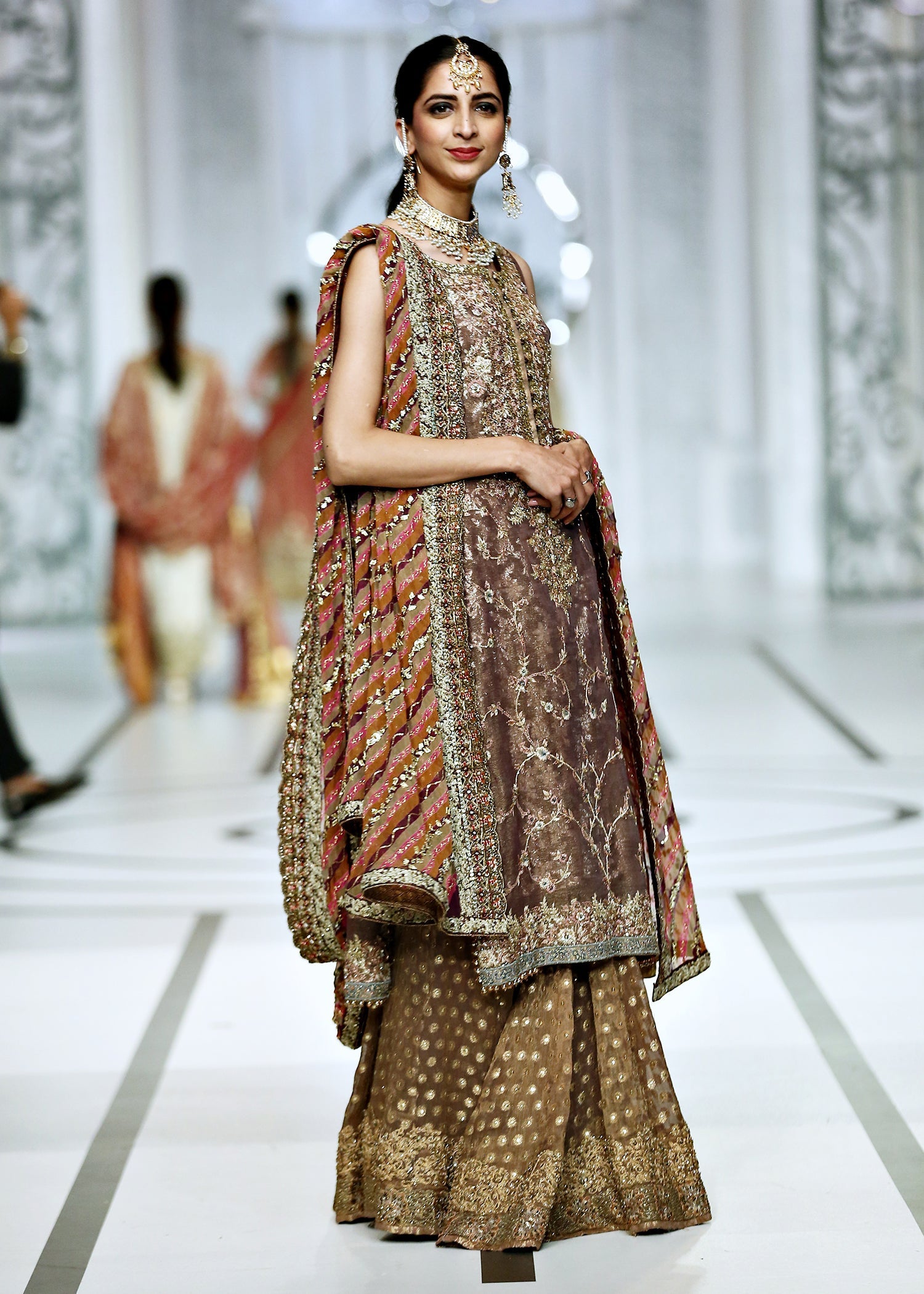 Pakistani Lavender Zardozi Lame Mesori Salwar Kameez (3-Piece) - Image 7