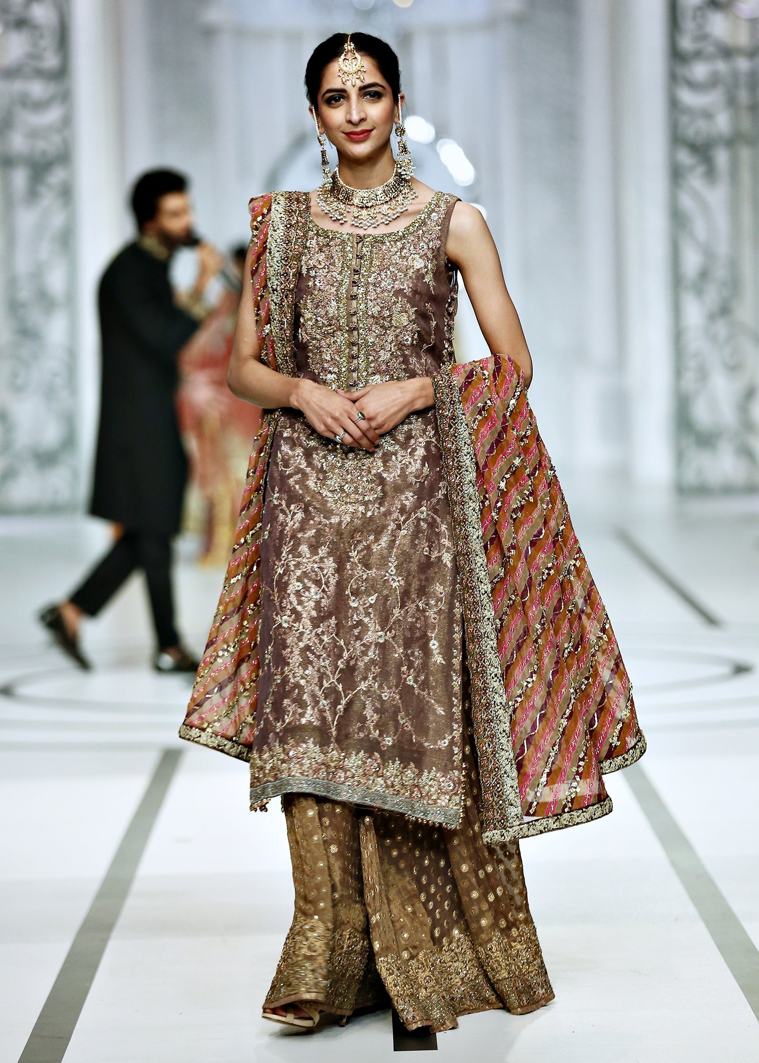 Pakistani Lavender Zardozi Lame Mesori Salwar Kameez (3-Piece) - Image 8