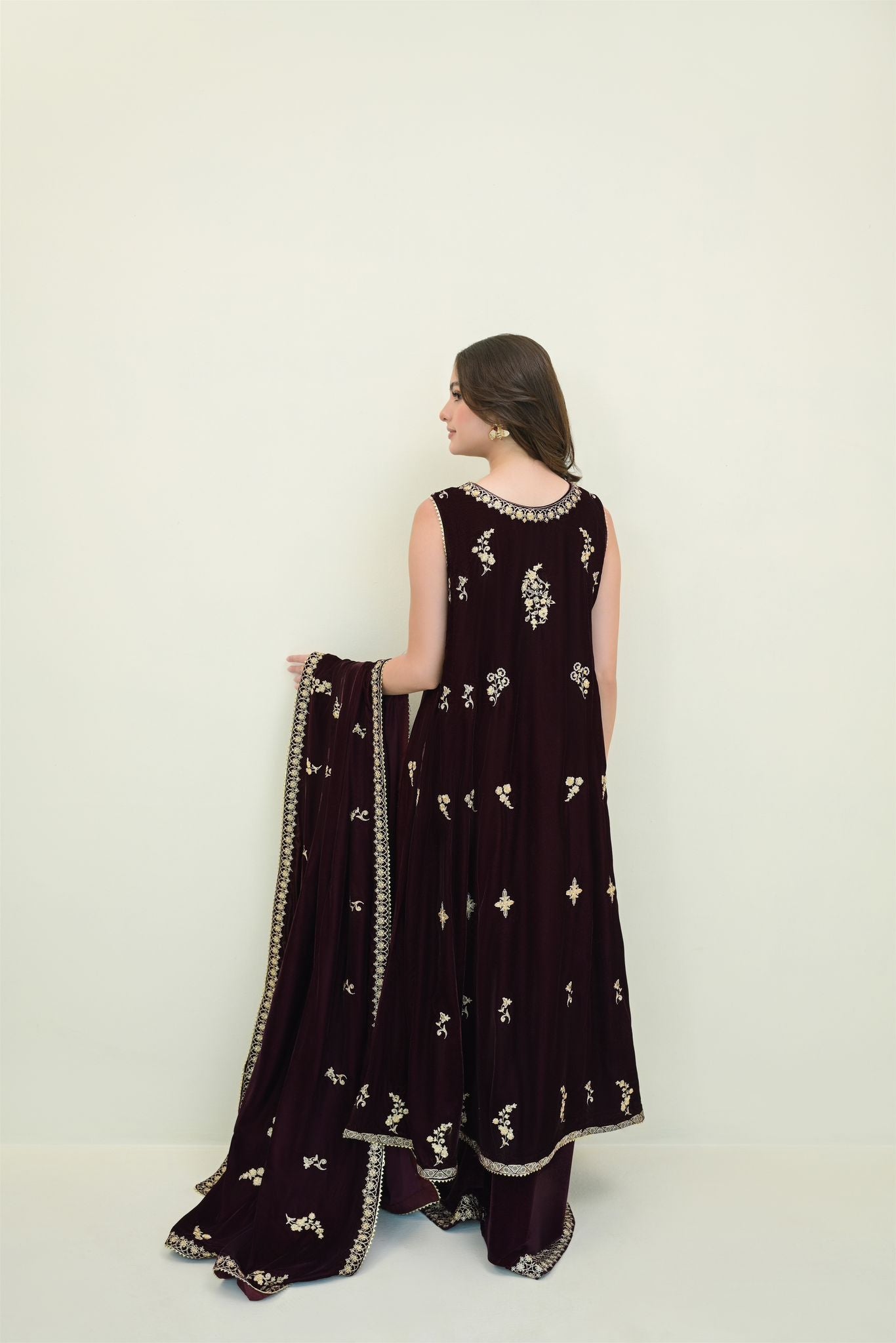 Maroon Zari Embroidered Velvet Pishwas (3-Piece) - Image 4