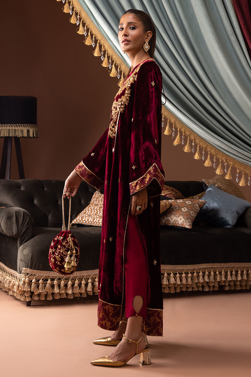 Pakistani Maroon Hand-Embroidered Velvet Kurta Set (3-Piece) - Image 3