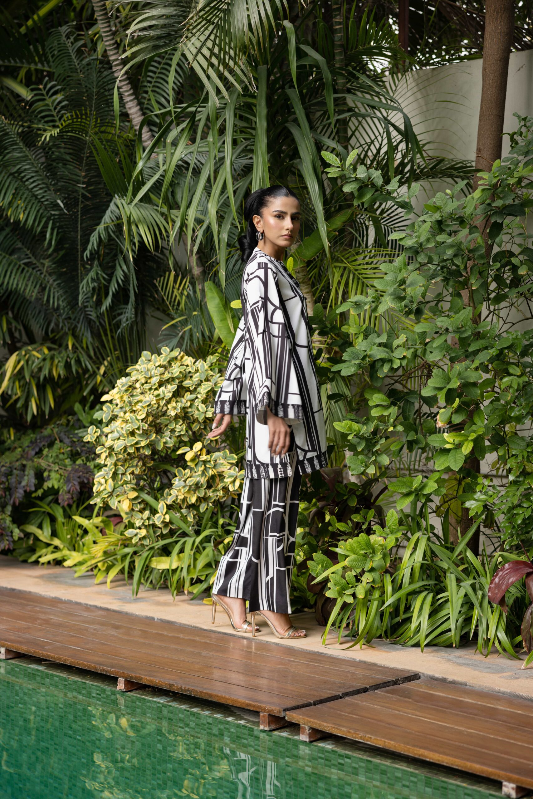 Pakistani Black & White Digital Print Crepe Georgette Kurta Set (2-Piece) - Image 3