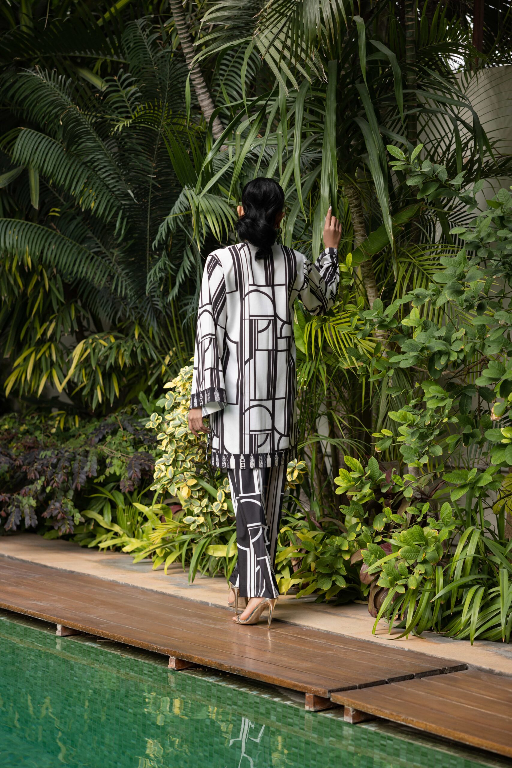 Pakistani Black & White Digital Print Crepe Georgette Kurta Set (2-Piece) - Image 5