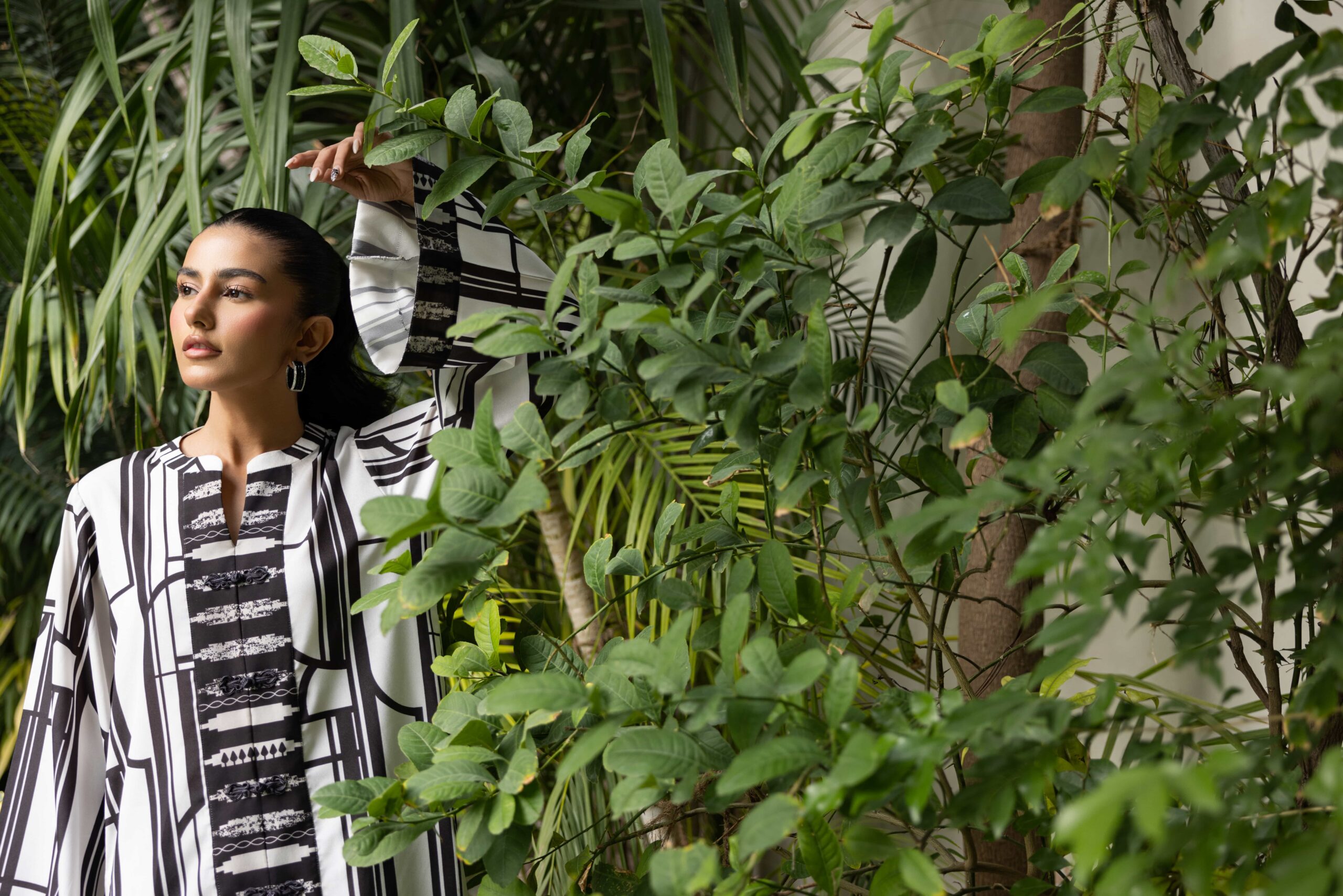 Pakistani Black & White Digital Print Crepe Georgette Kurta Set (2-Piece) - Image 6