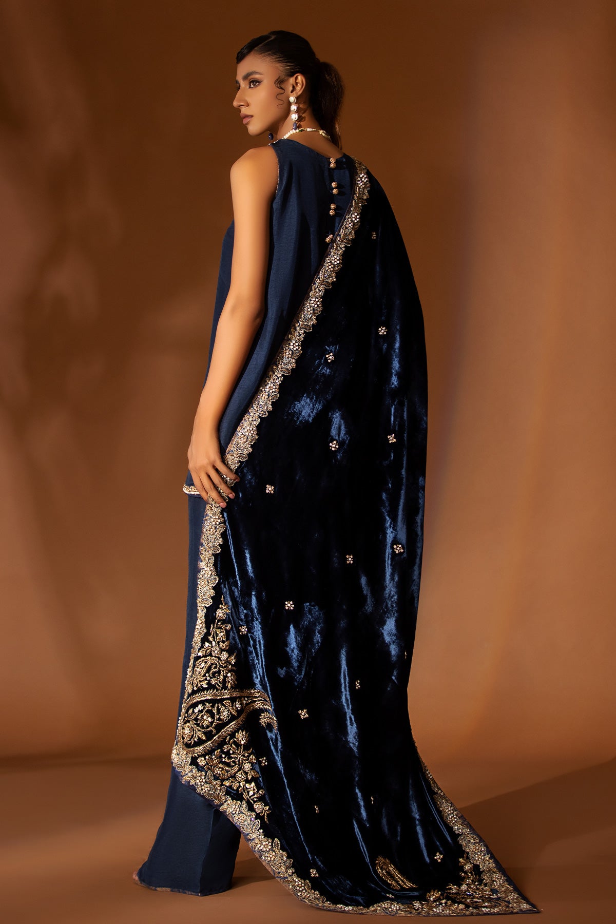 Pakistani Navy Blue Hand-Embellished Velvet Shawl (1-Pc) - Image 2