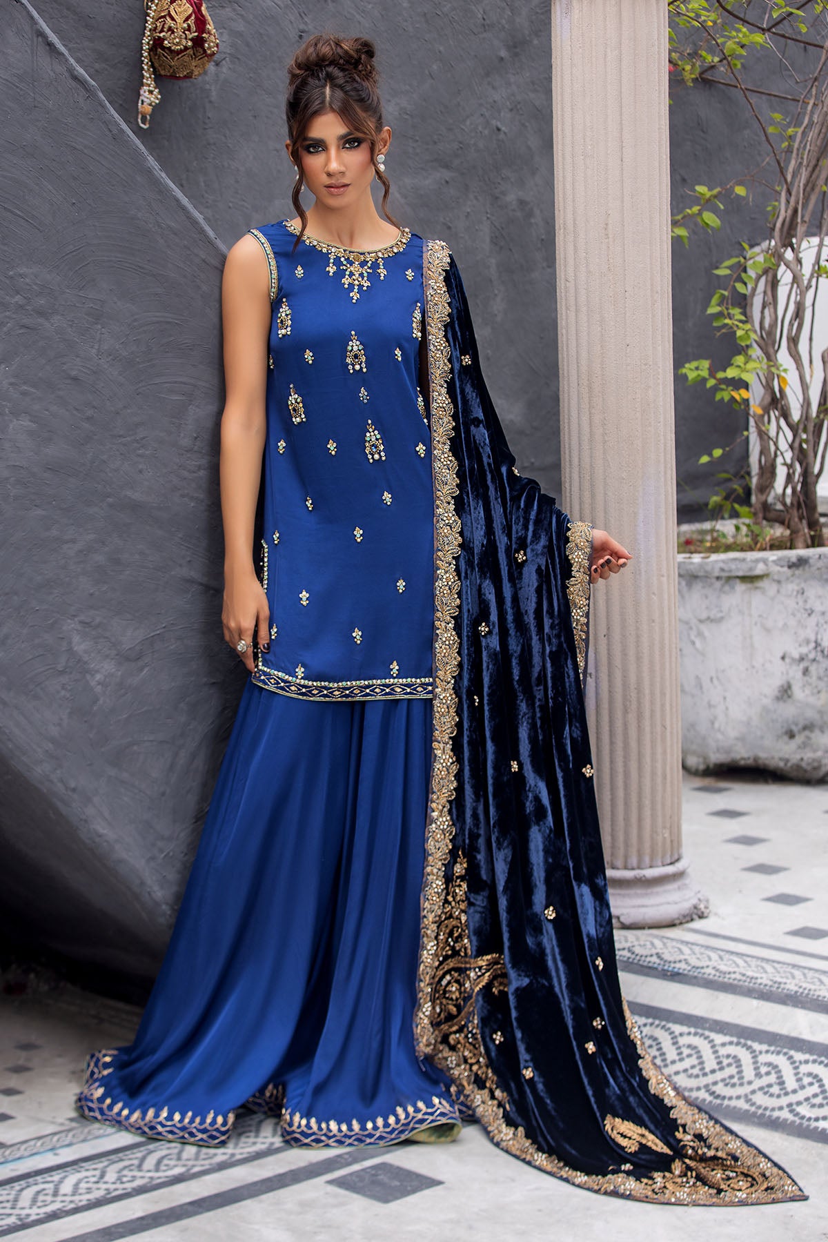 Pakistani Navy Blue Hand-Embellished Velvet Shawl (1-Pc) - Image 3