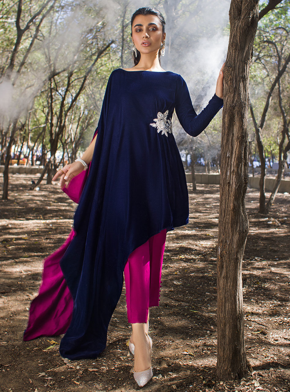 Pakistani Navy Floral Embroidered Velvet Kaftan (2-Piece) - Image 1