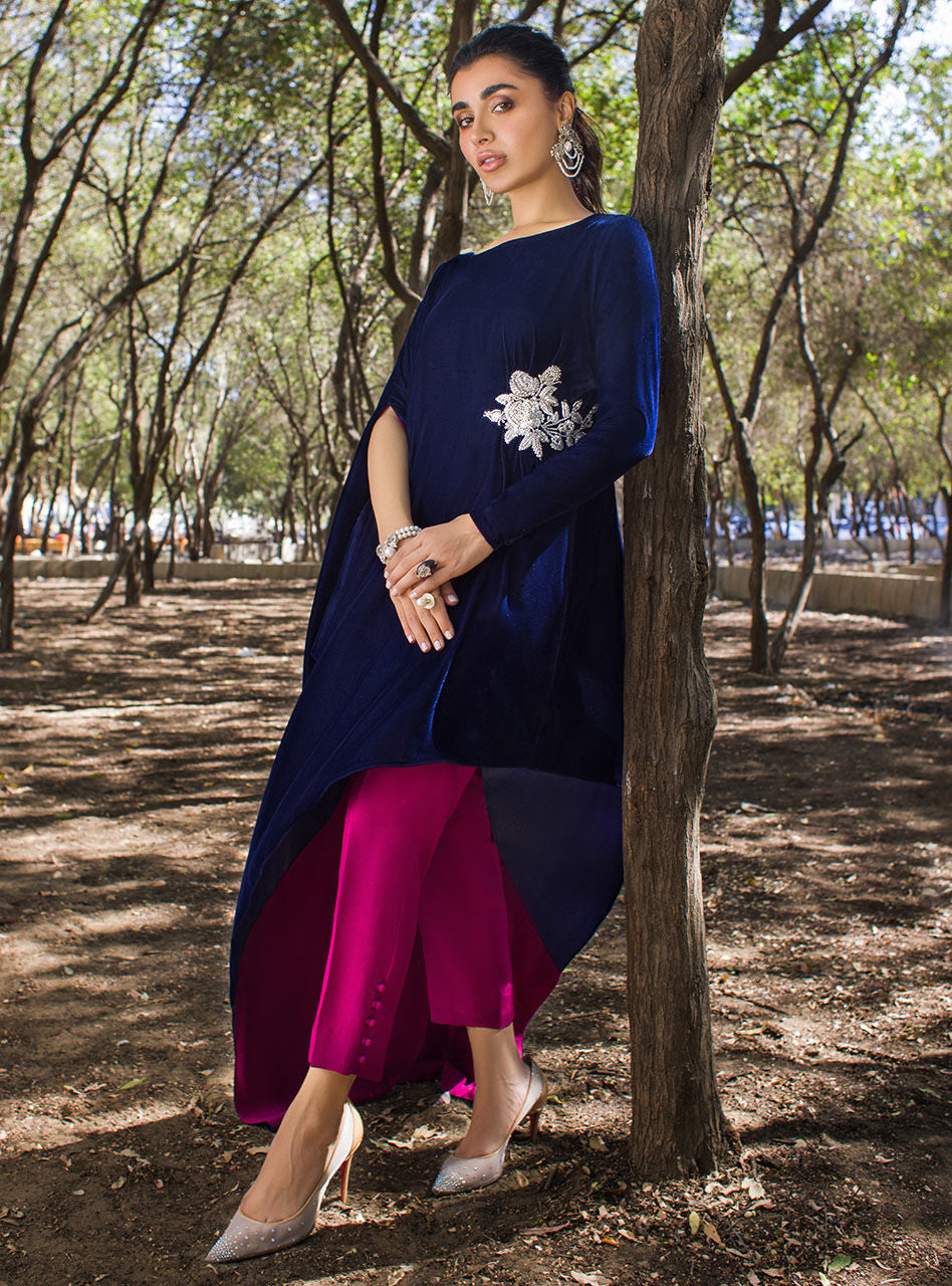 Pakistani Navy Floral Embroidered Velvet Kaftan (2-Piece) - Image 3