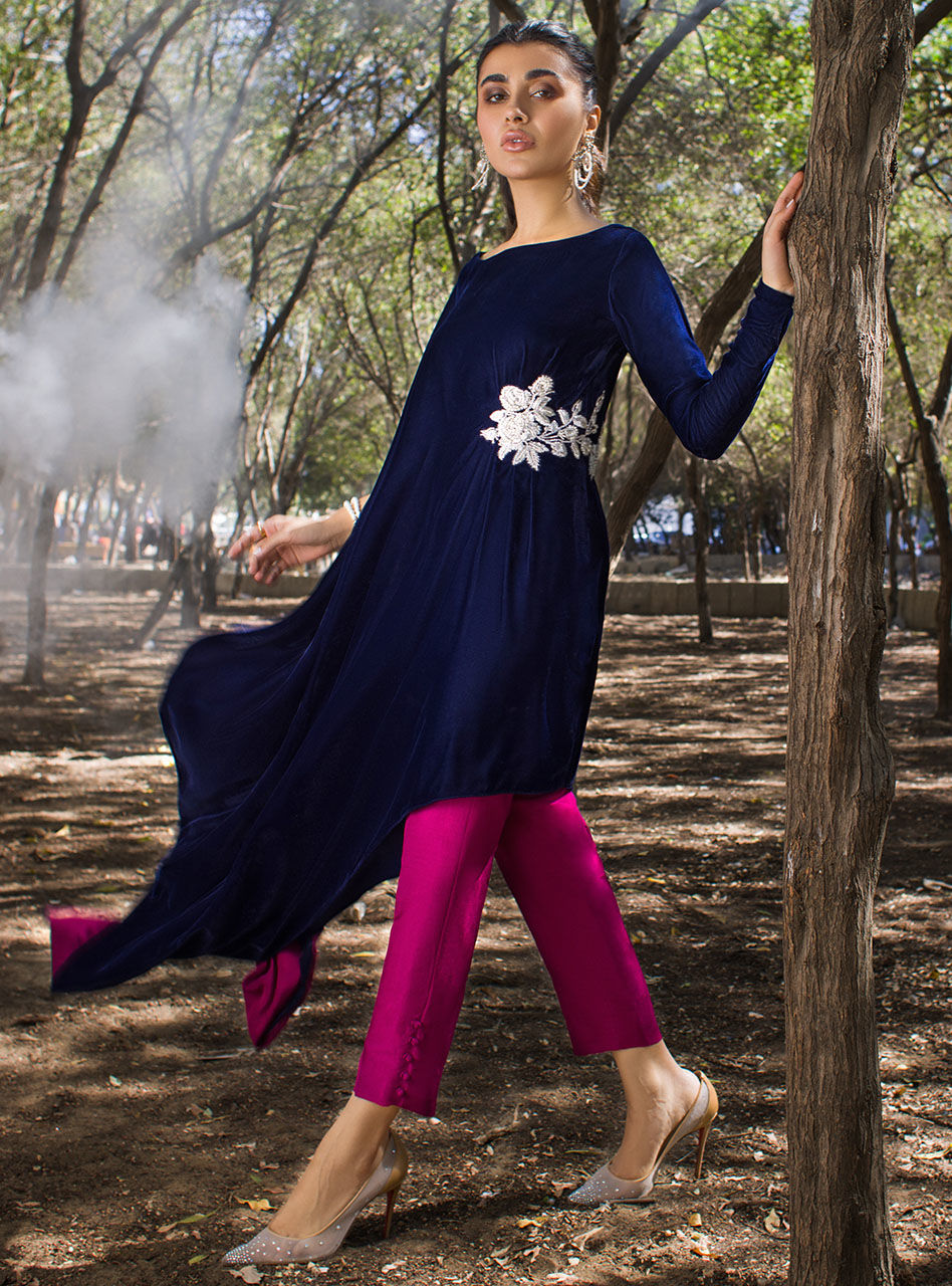 Pakistani Navy Floral Embroidered Velvet Kaftan (2-Piece) - Image 5