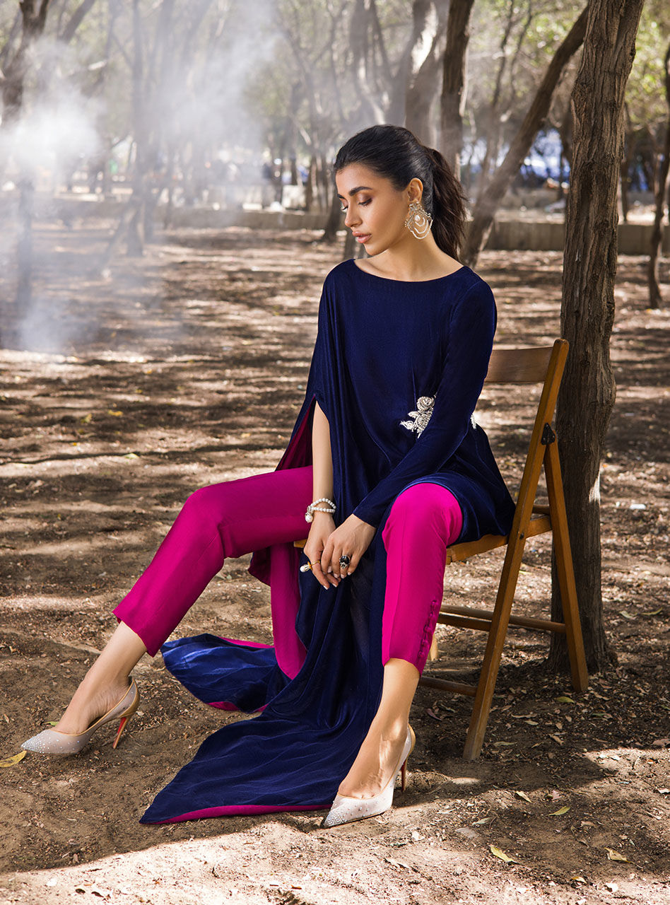 Pakistani Navy Floral Embroidered Velvet Kaftan (2-Piece) - Image 8