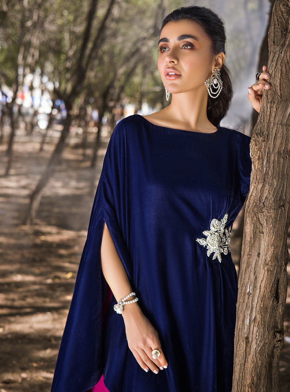 Pakistani Navy Floral Embroidered Velvet Kaftan (2-Piece) - Image 9