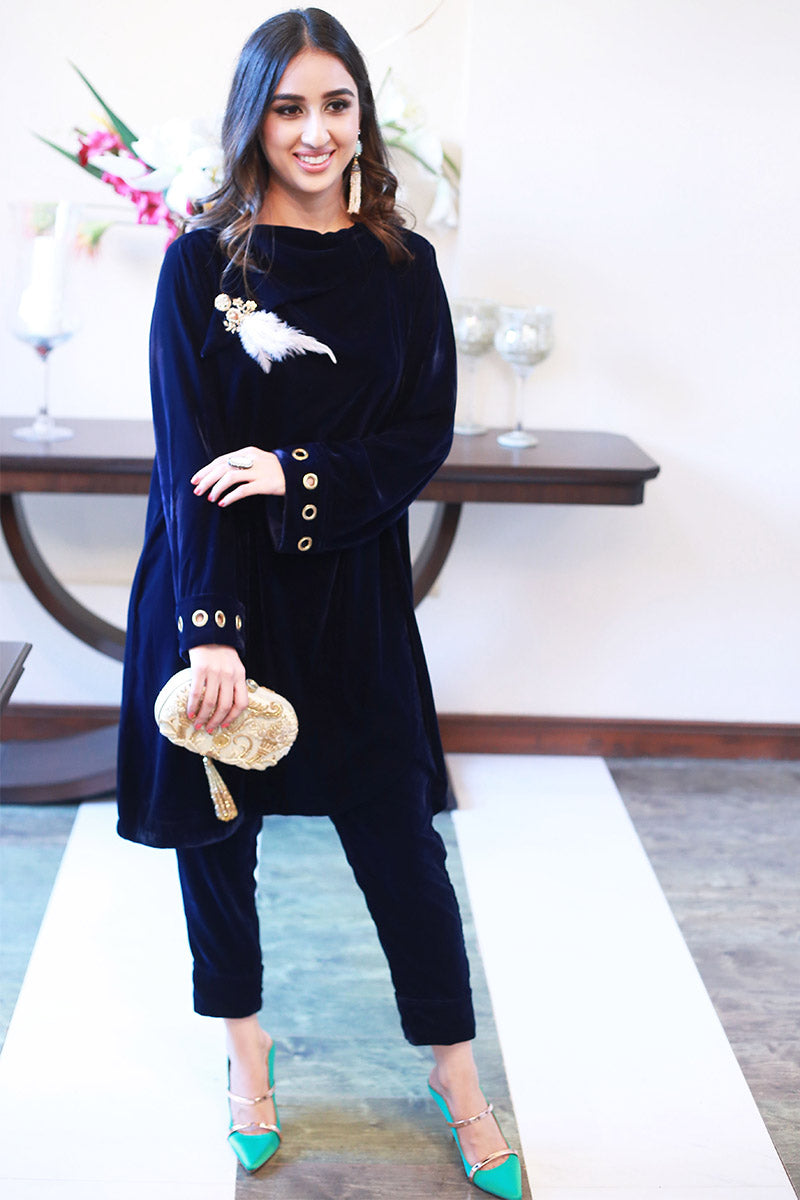 Pakistani Navy Blue Embellished Velvet Salwar Kameez (2-Piece) - Image 3