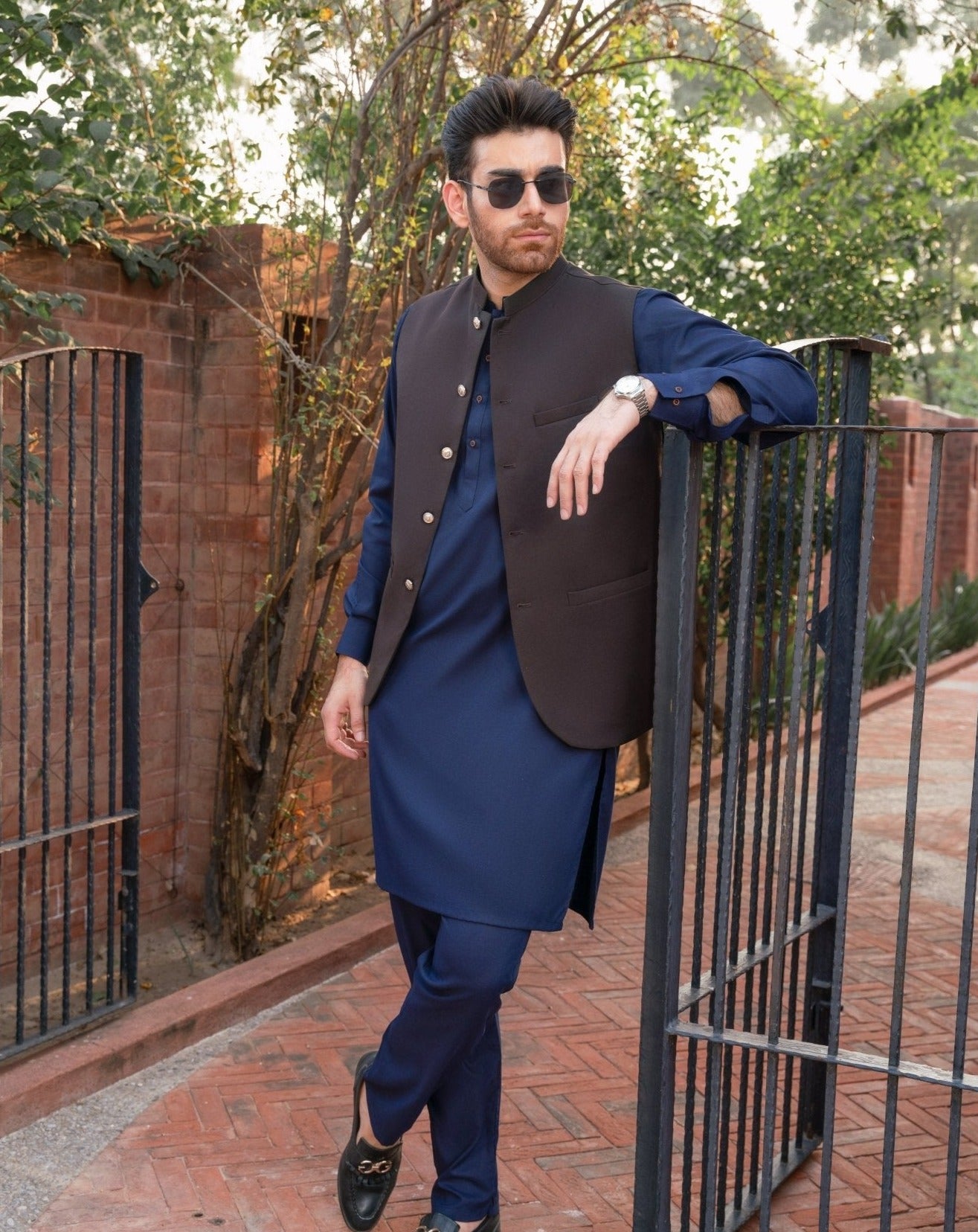 Navy Blue Blended Waistcoat Kurta (3-Piece) - Image 2