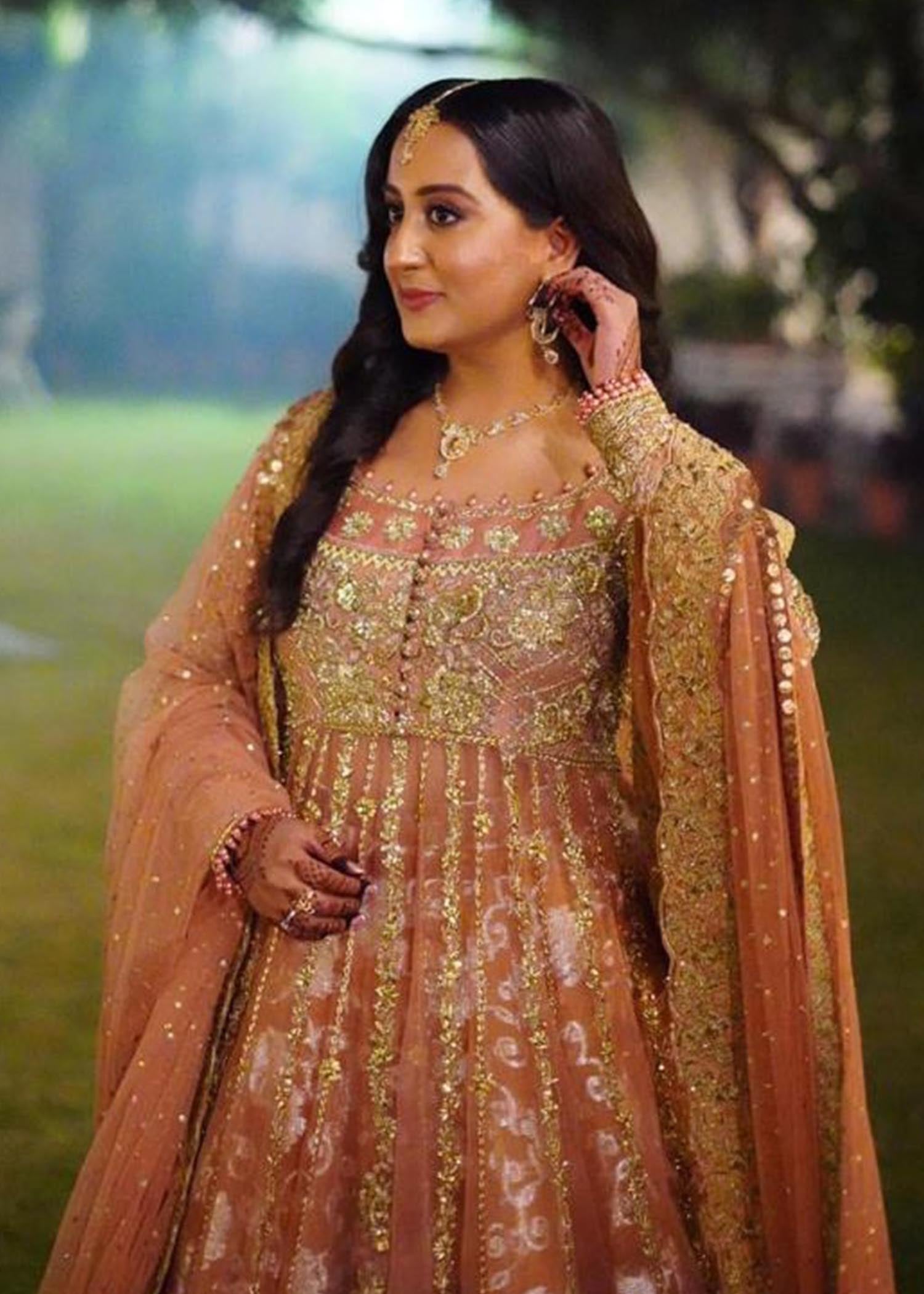 Pakistani Peach Gold Embroidered Net Bridal Lehenga (3-Piece) - Image 5