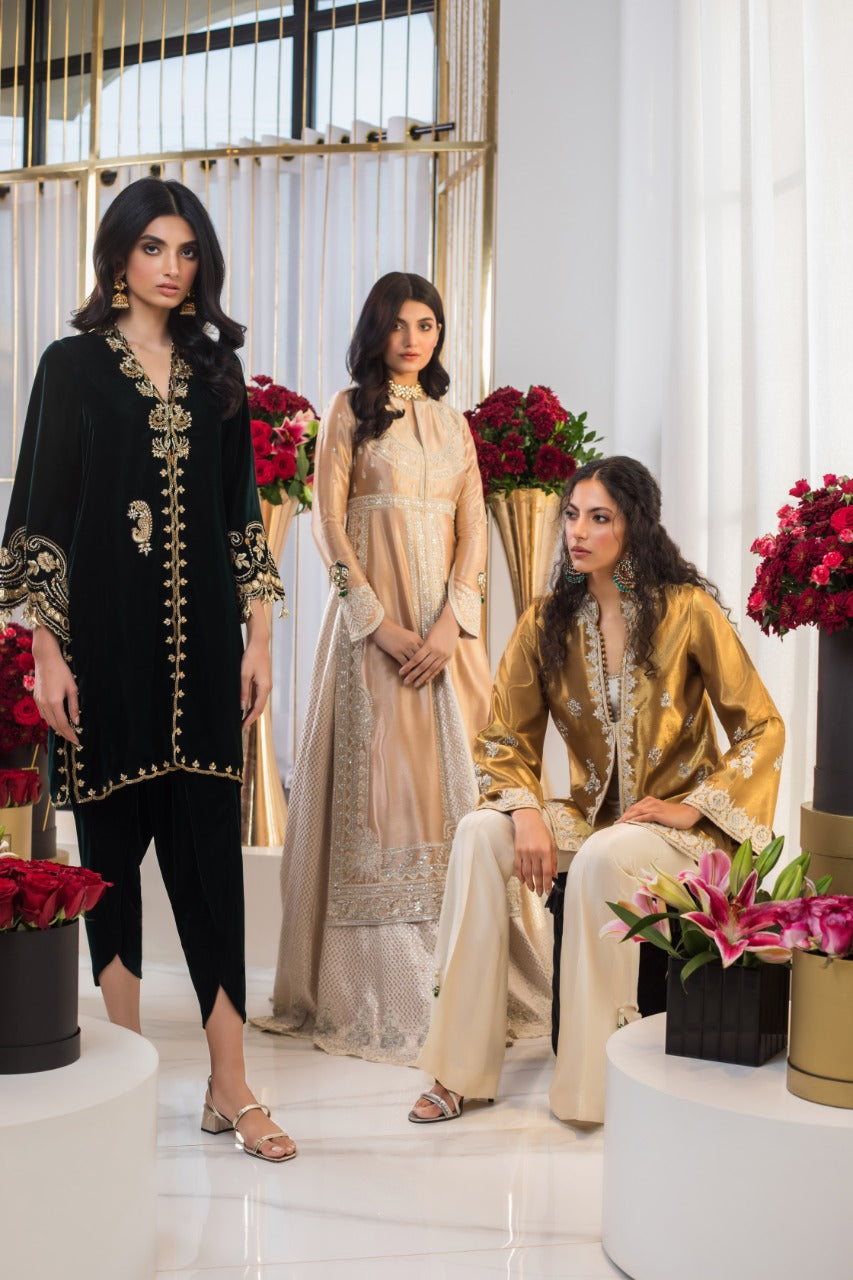 Pakistani Pearl Pink Aari Embroidered Tissue Lehenga (3-Piece) - Image 6