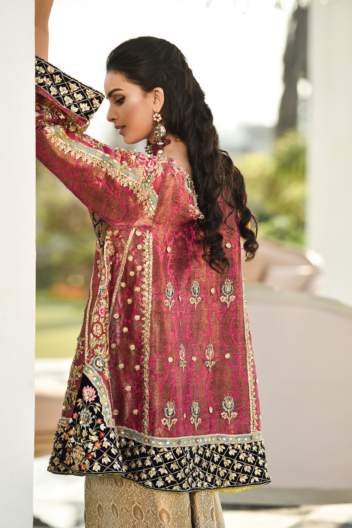 Pakistani Pink Ombre Embroidered Jamawar Kurta Set (2-Piece) - Image 2