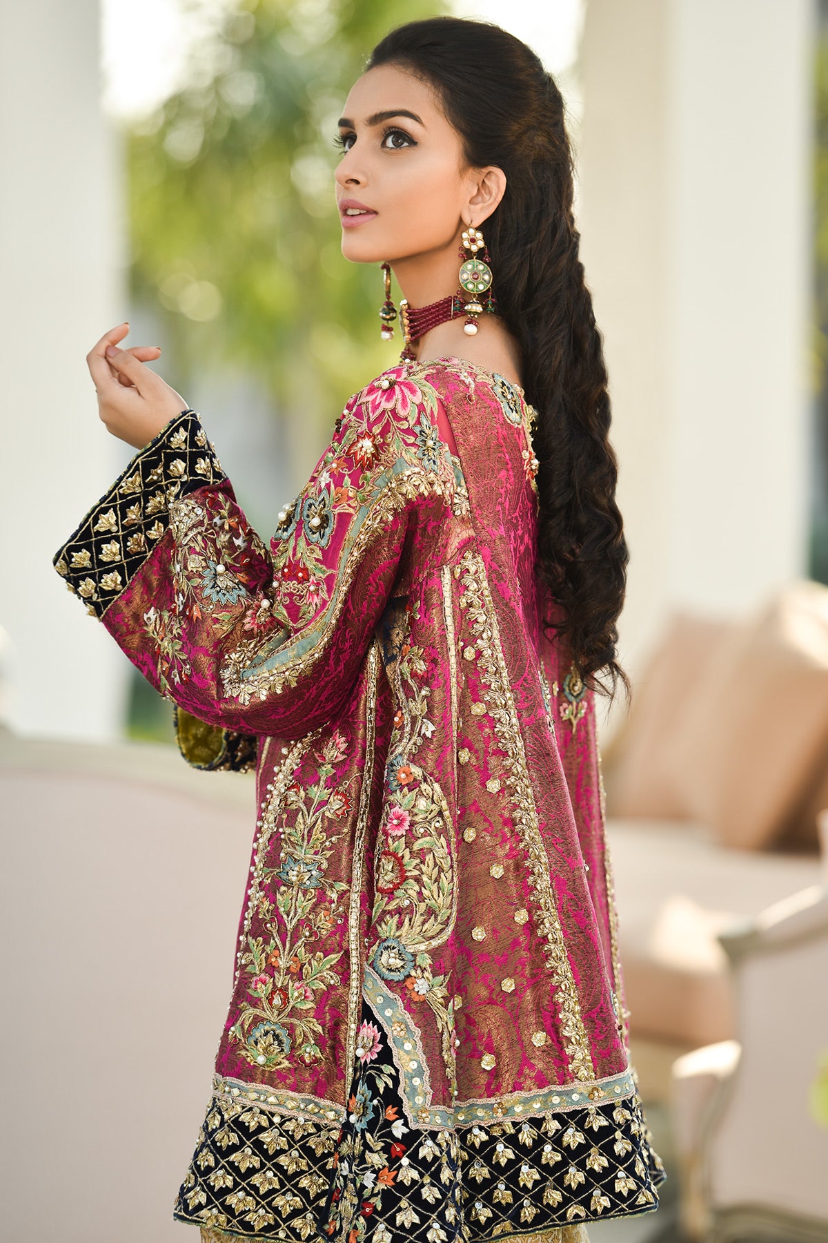 Pakistani Pink Ombre Embroidered Jamawar Kurta Set (2-Piece) - Image 3