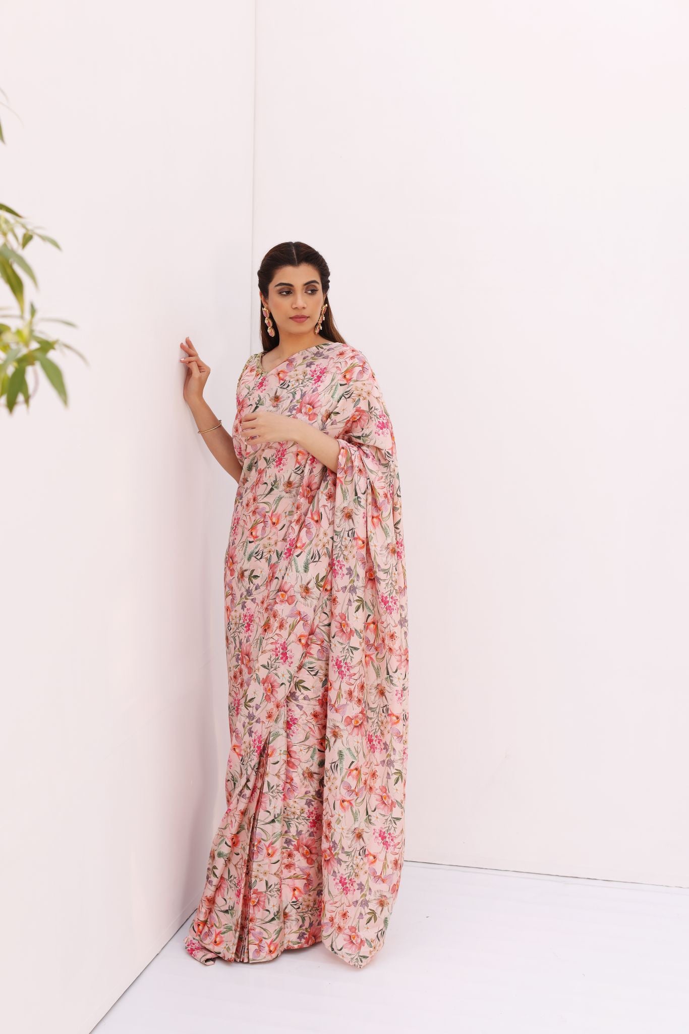 Blush Floral Raw Silk Saree with Gold Zardosi (2-Piece) - Image 2