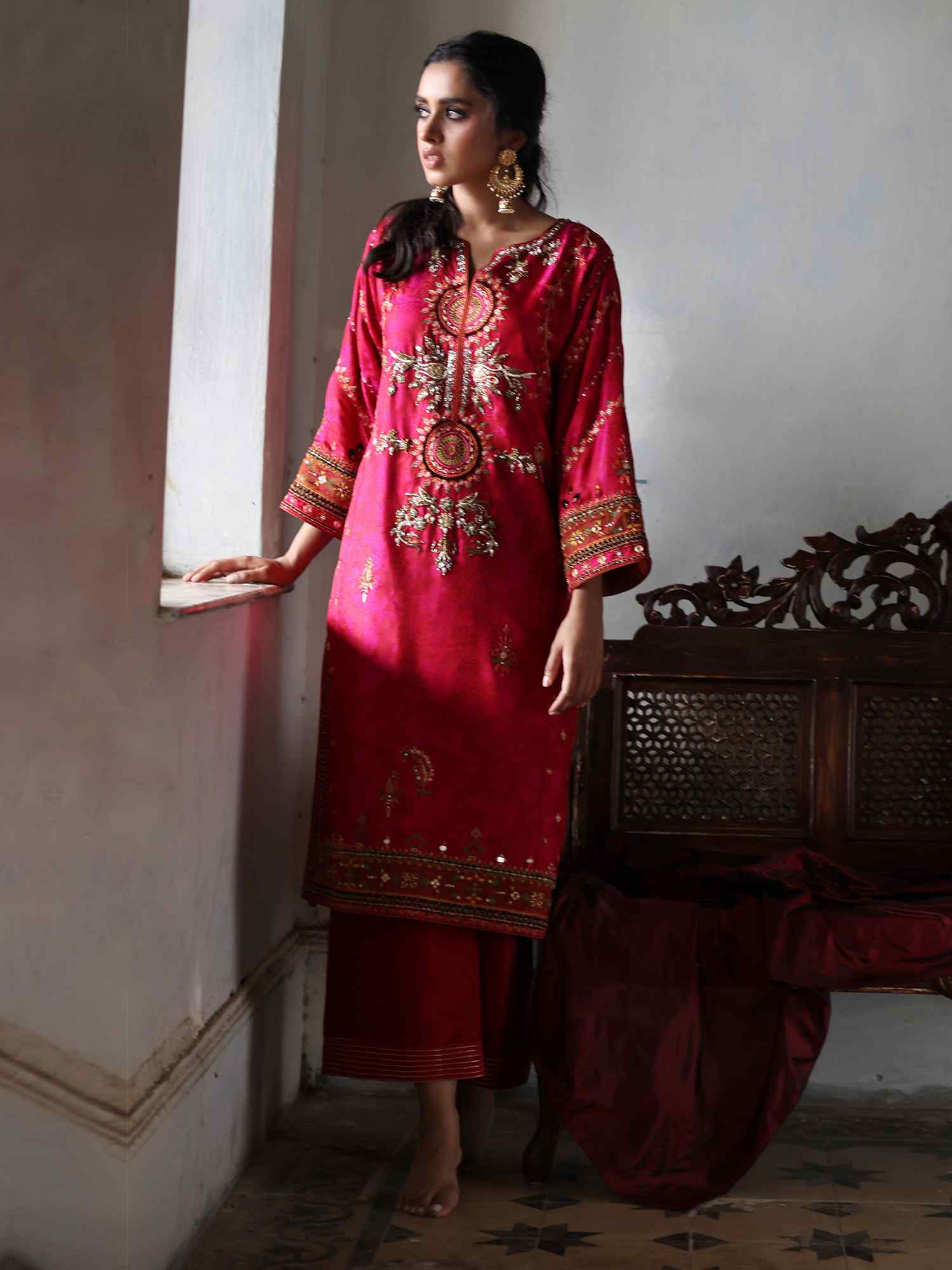Pakistani Fuchsia Embroidered Jamawar Kurta Set (2-Piece) - Image 1