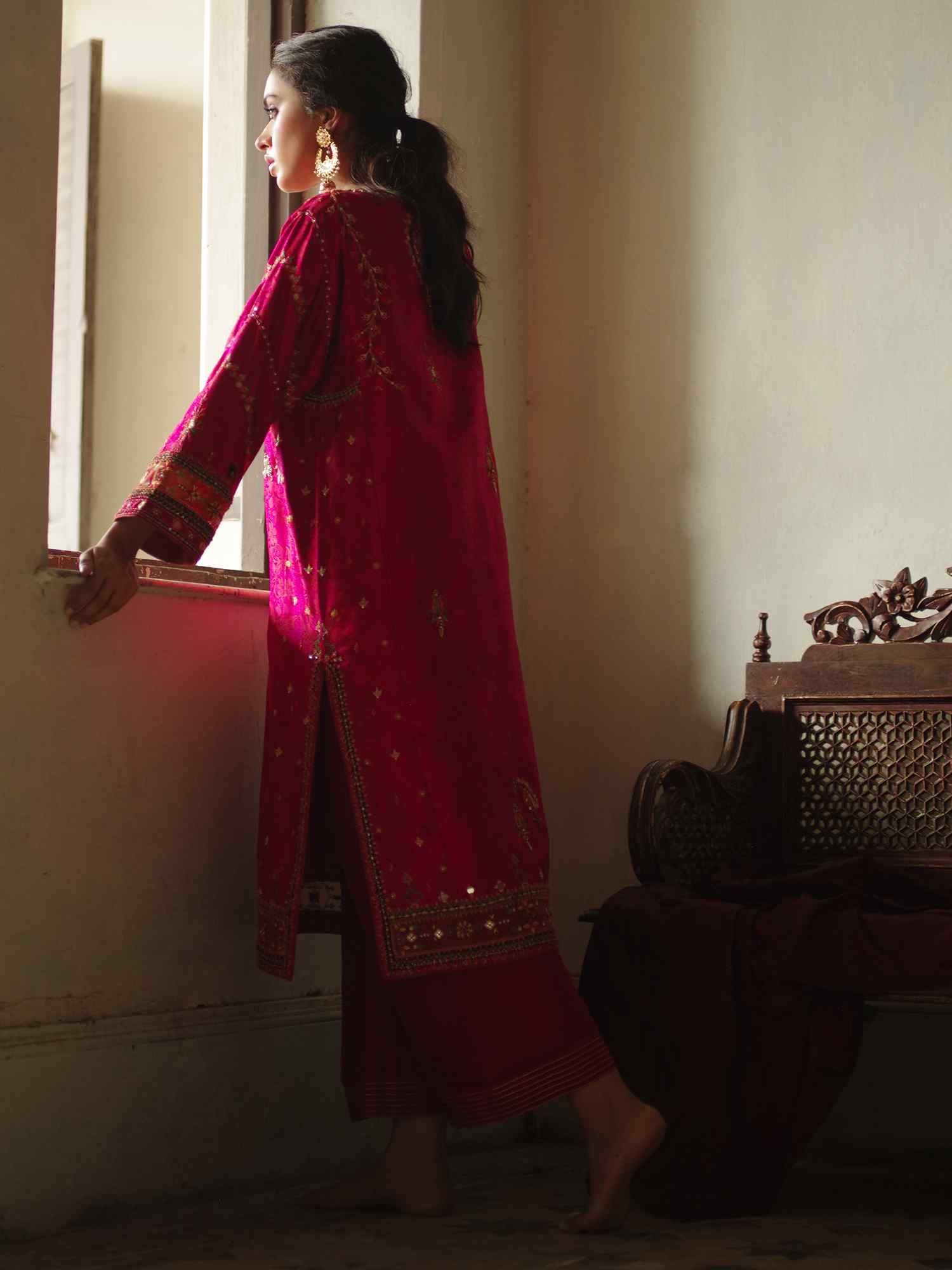 Pakistani Fuchsia Embroidered Jamawar Kurta Set (2-Piece) - Image 3
