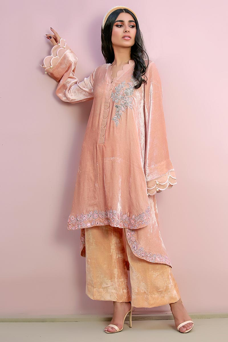 Pakistani Dusty Pink Embellished Velvet Hi-Low Kurta (2-Piece) - Image 3