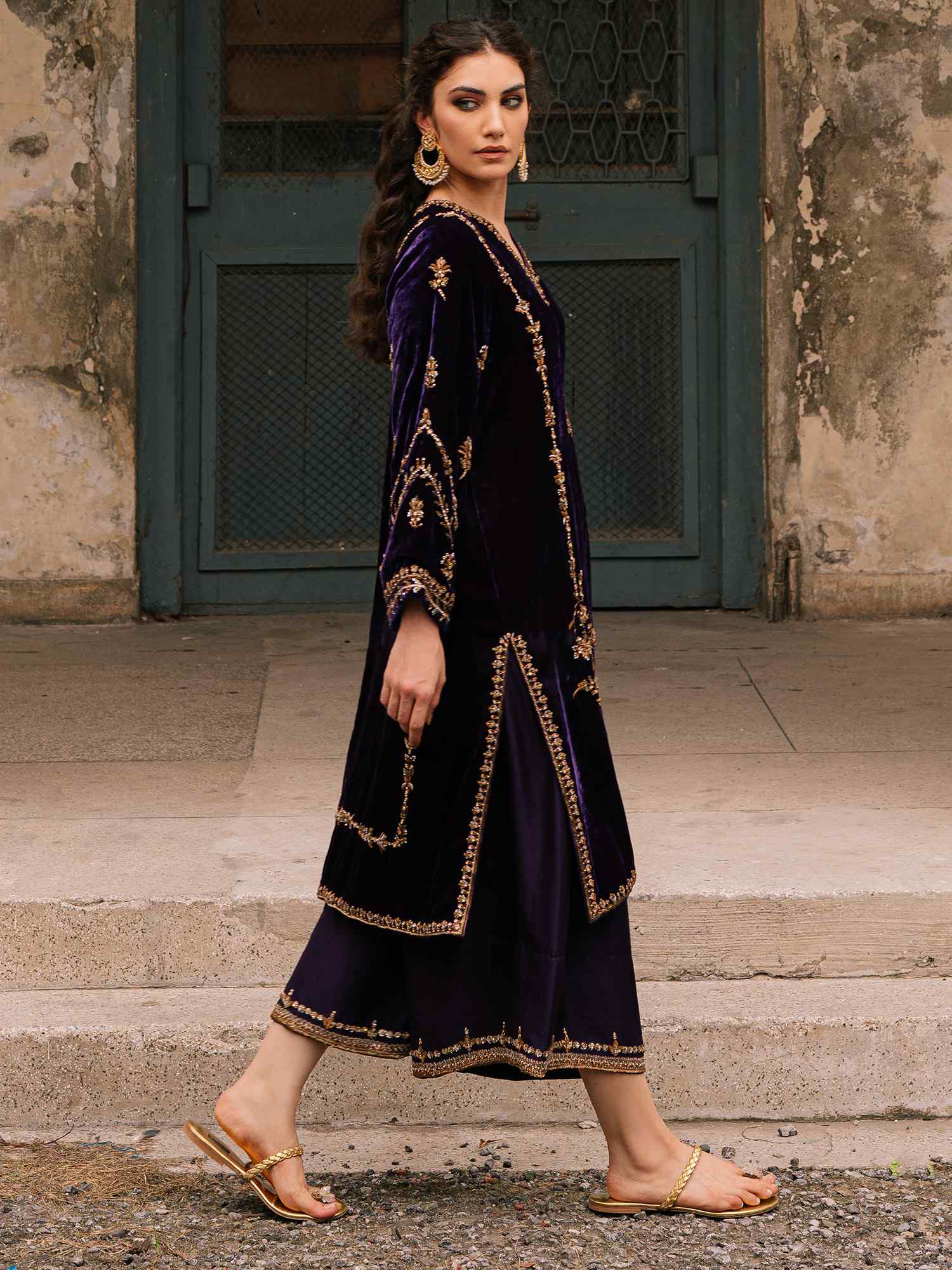 Plum Violet Zardozi Velvet Kurta Set (2-Piece) - Image 3