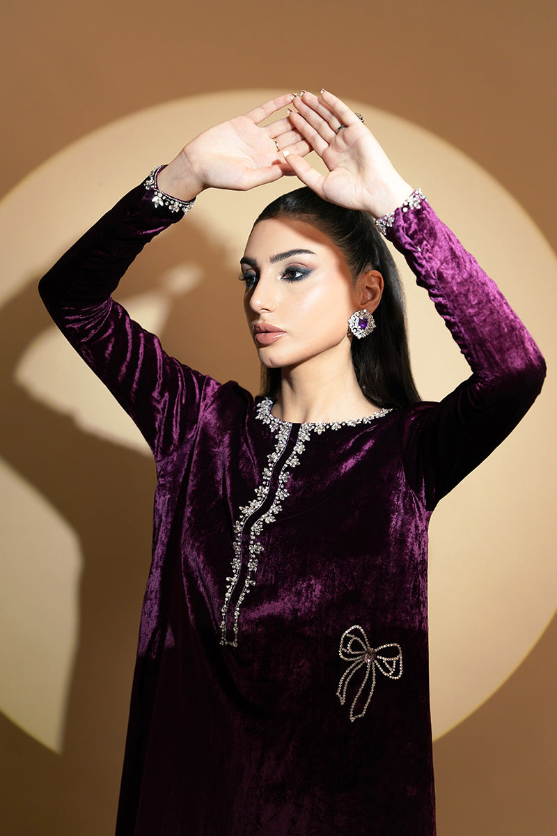 Pakistani Plum Crystal Embellished Velvet Kurta (2-Piece) - Image 5