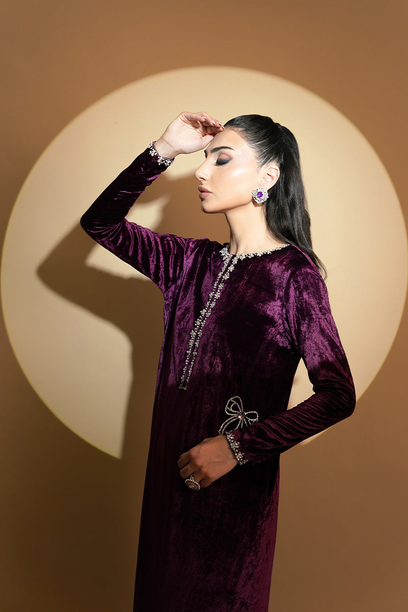 Pakistani Plum Crystal Embellished Velvet Kurta (2-Piece) - Image 4