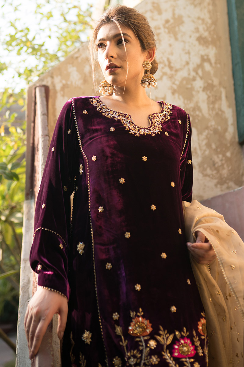 Pakistani Violet Resham & Dabka Velvet Kurta Set (3-Piece) - Image 2