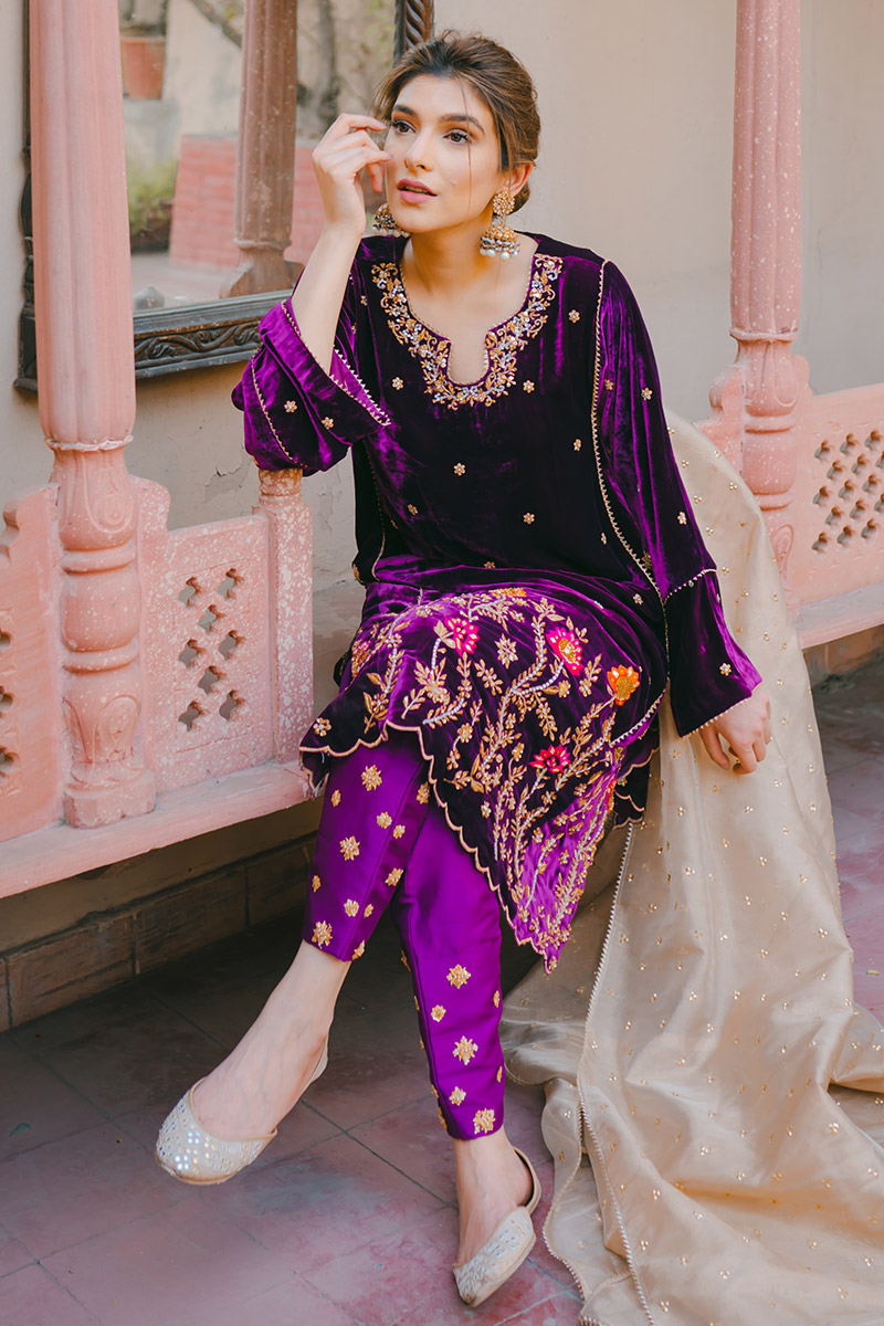 Pakistani Violet Resham & Dabka Velvet Kurta Set (3-Piece) - Image 3