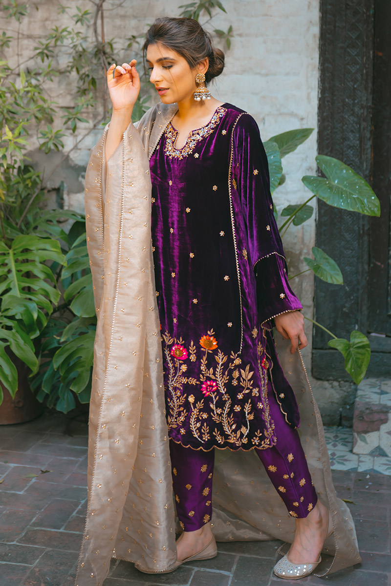 Pakistani Violet Resham & Dabka Velvet Kurta Set (3-Piece) - Image 4