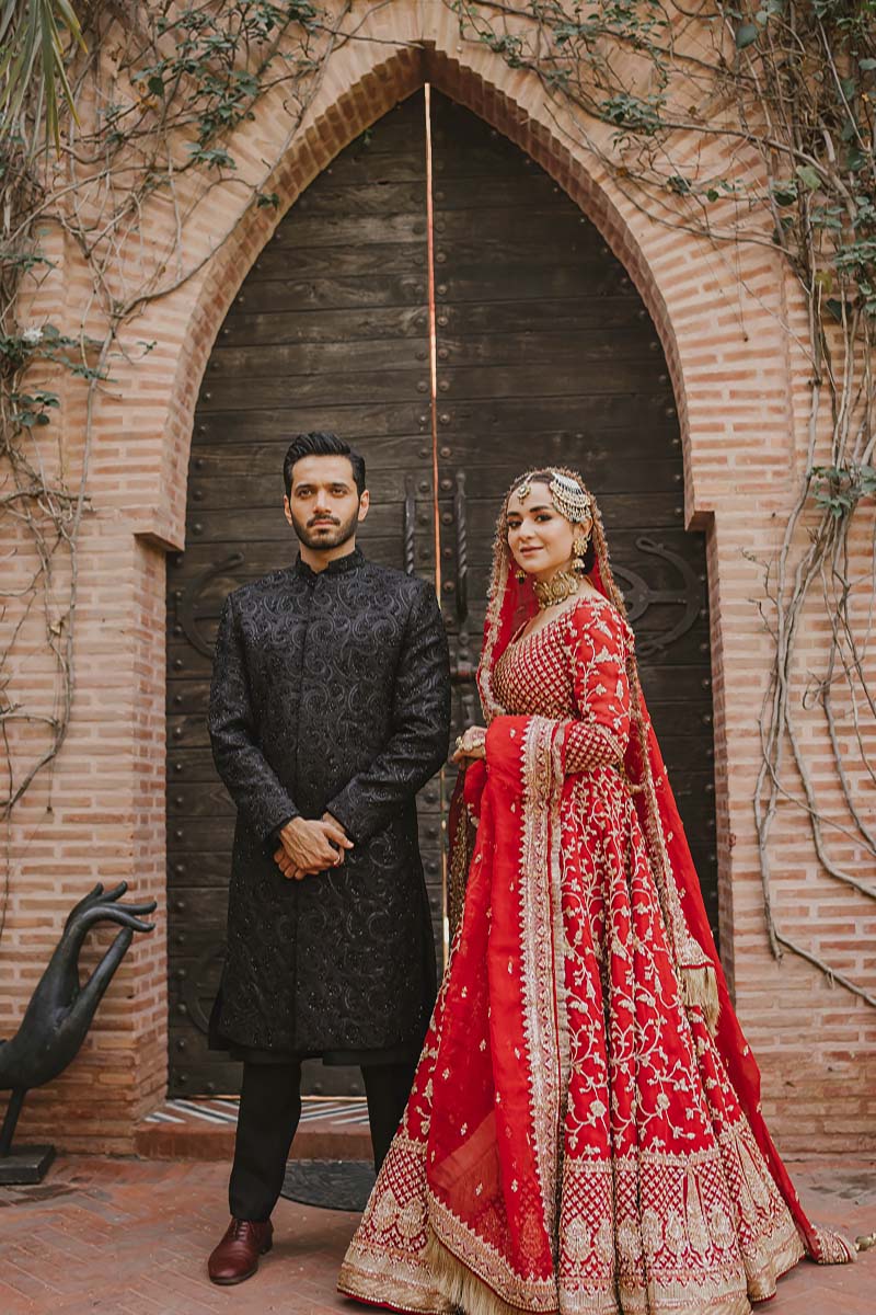 Pakistani Red Gold Embroidered Pure Organza Lehnga Choli (3-Piece) - Image 2