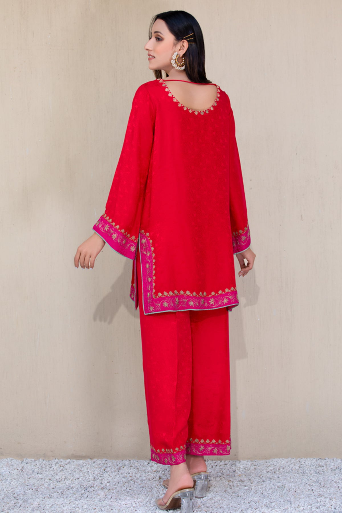 Red Tilla Embroidered Embossed Silk Kurta Set (2-Piece) - Image 2