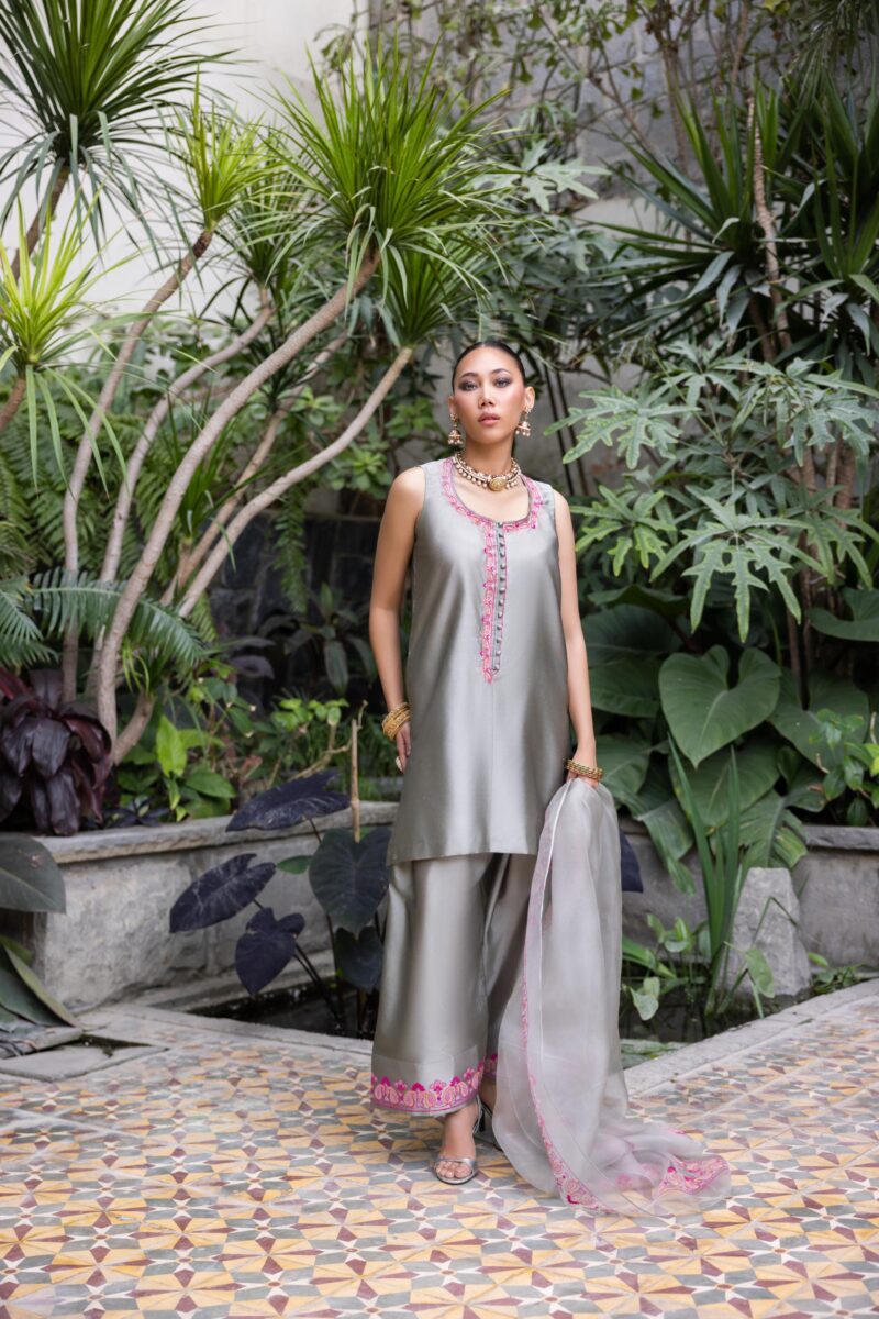 Pakistani Silver Grey Ari Embroidered Kattan Silk Kurta Set (3-Piece) - Image 1