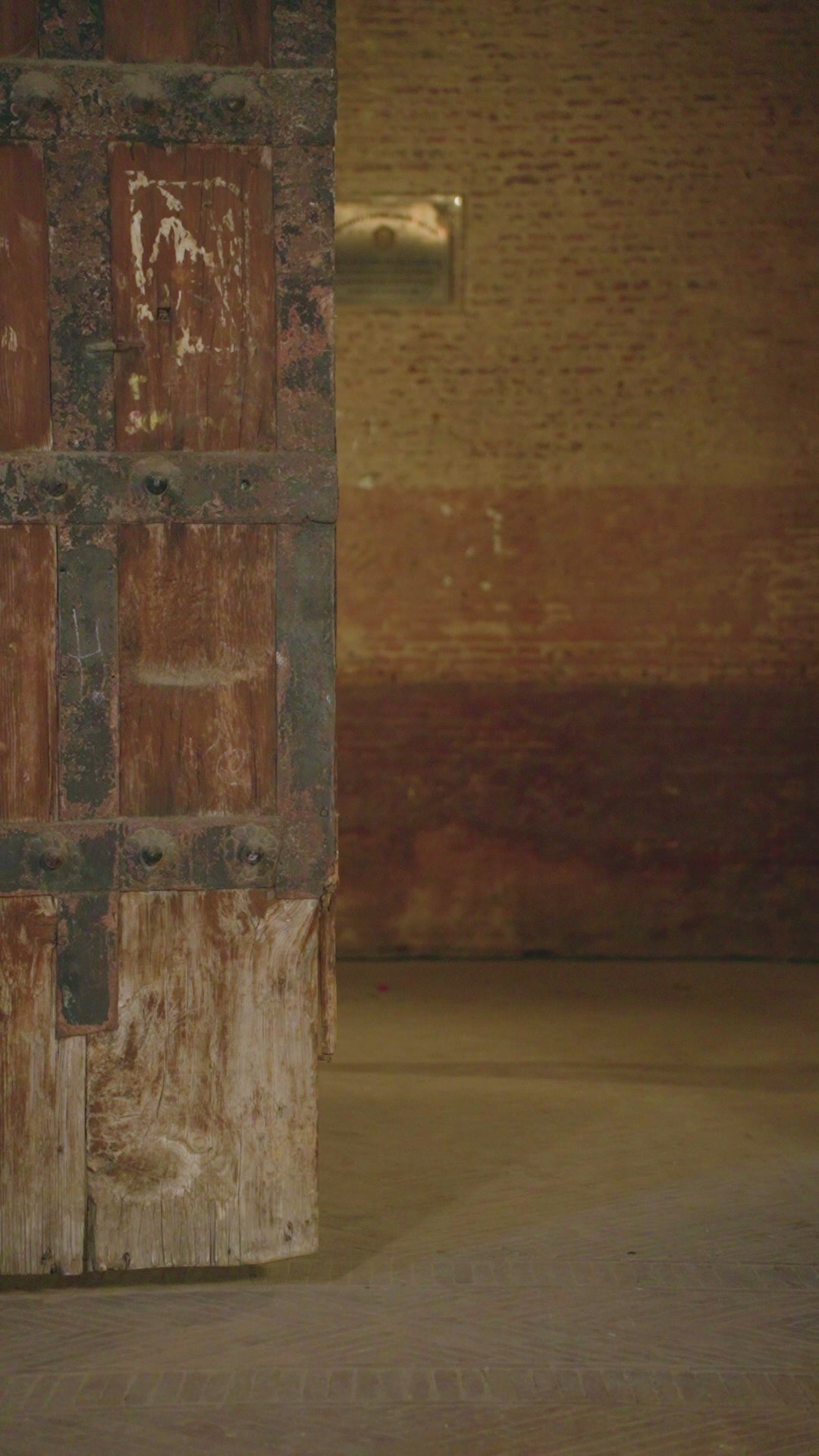 White Mirror Work Cotton-Silk Kurta Set (2-Piece) - Image 7