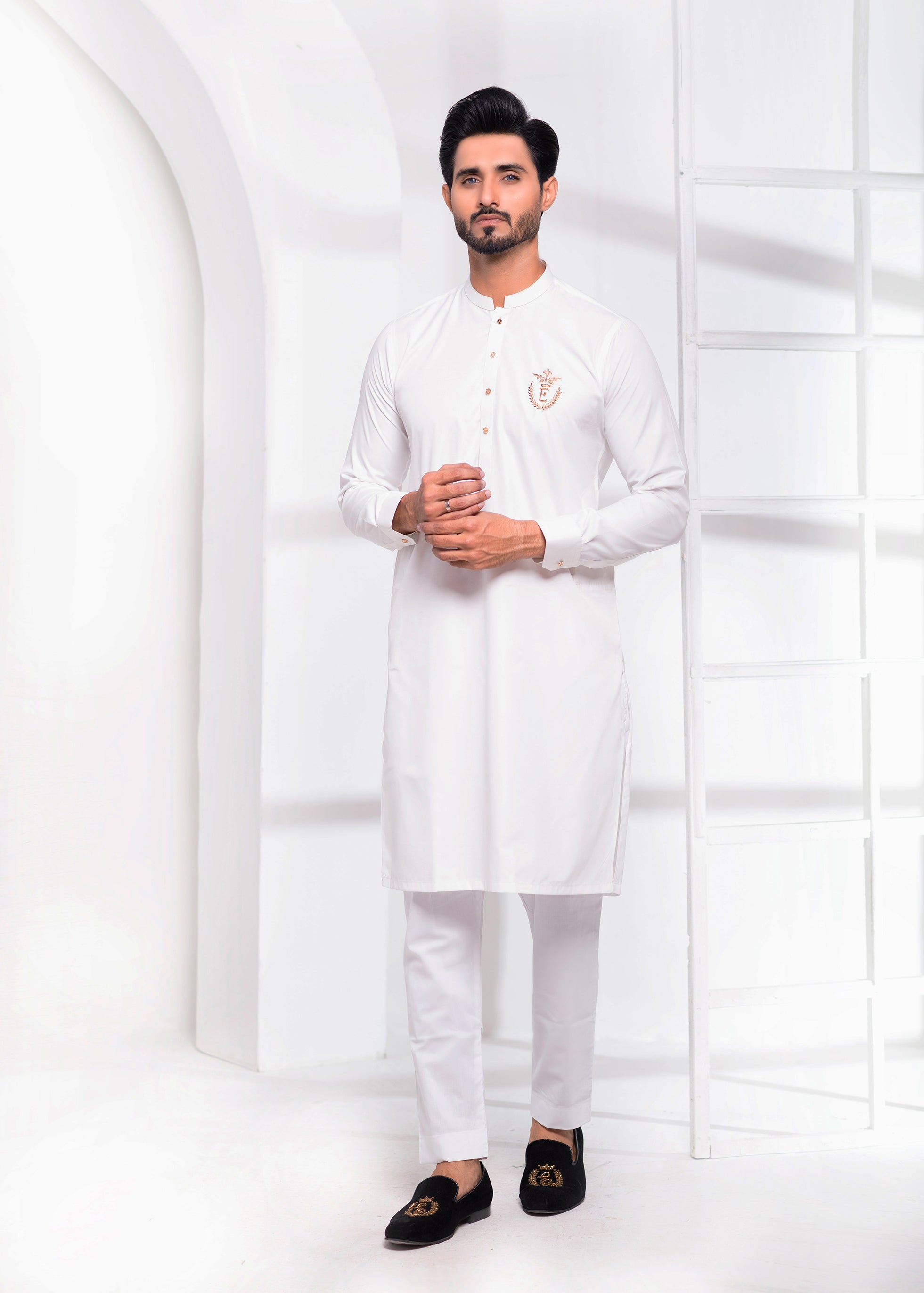 White Embroidered Breathable Fabric Kurta Pajama (2-Piece) - Image 1