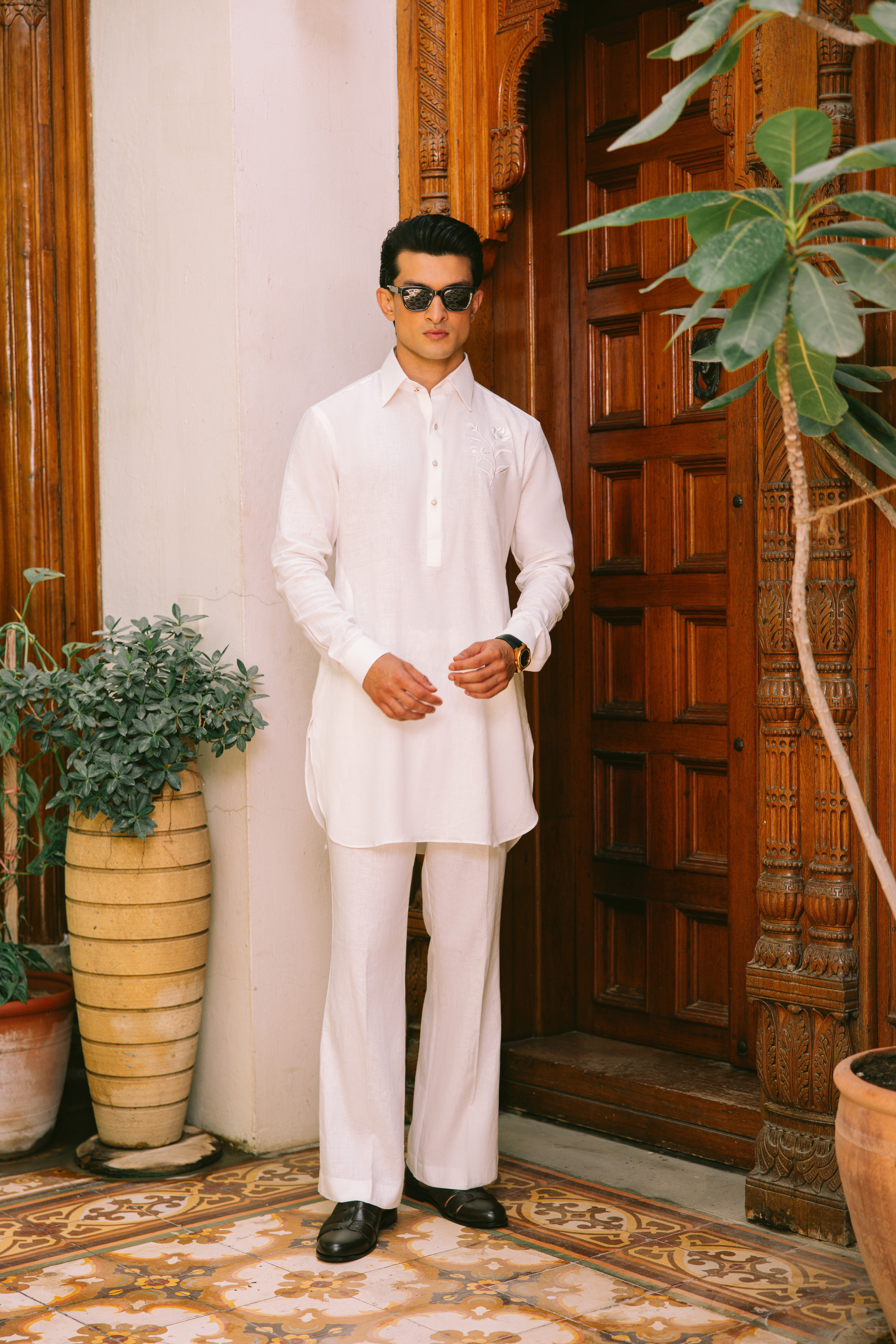 White Embroidered Linen Kurta Pajama (2-Piece) - Image 2