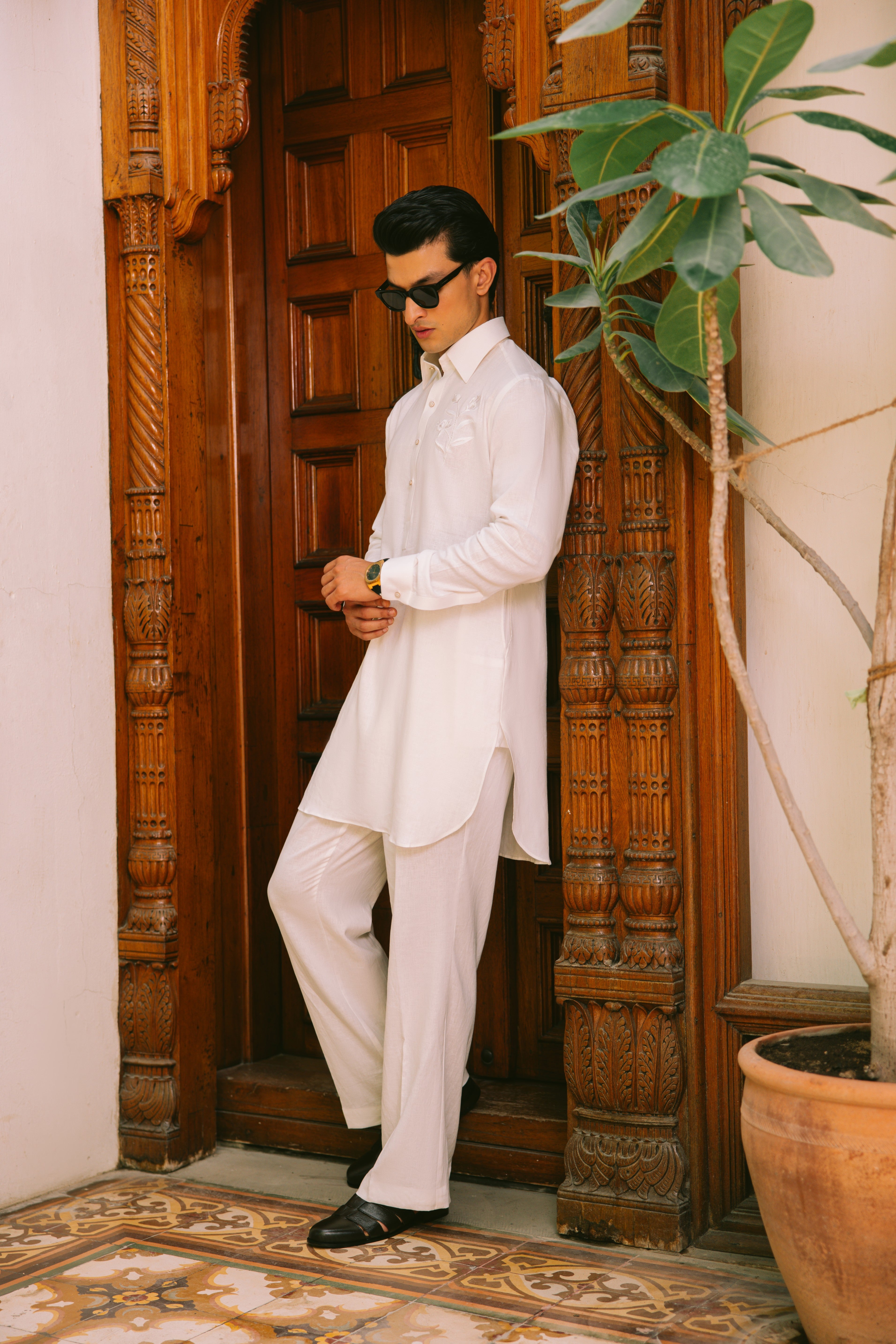 White Embroidered Linen Kurta Pajama (2-Piece) - Image 3
