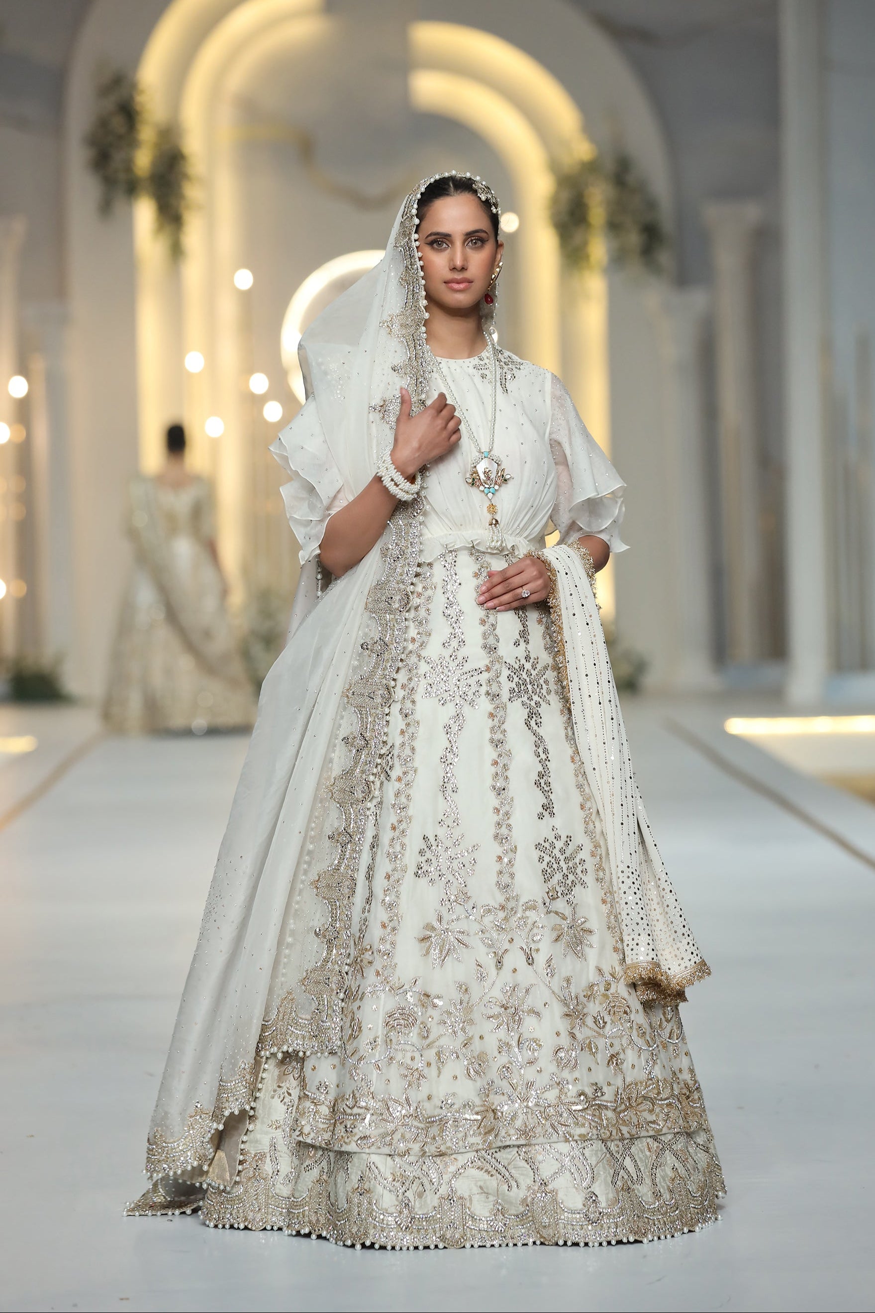 Pakistani White Kamdani Zardozi Khadi Silk Bridal Lehenga (3-Piece) - Image 3
