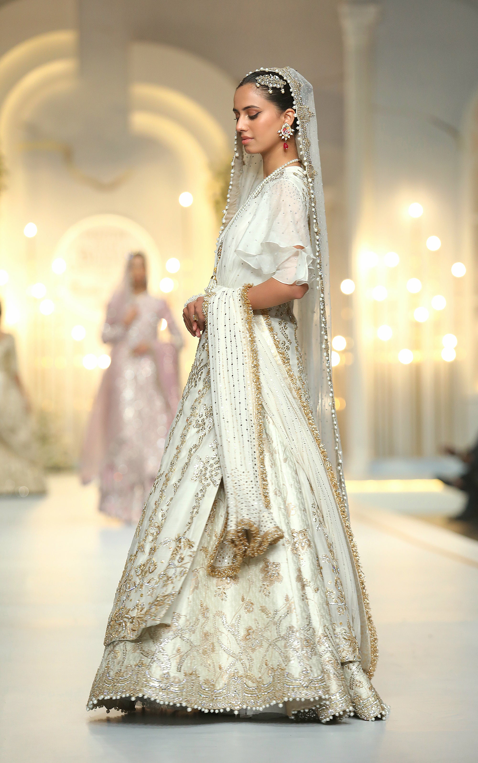 Pakistani White Kamdani Zardozi Khadi Silk Bridal Lehenga (3-Piece) - Image 5